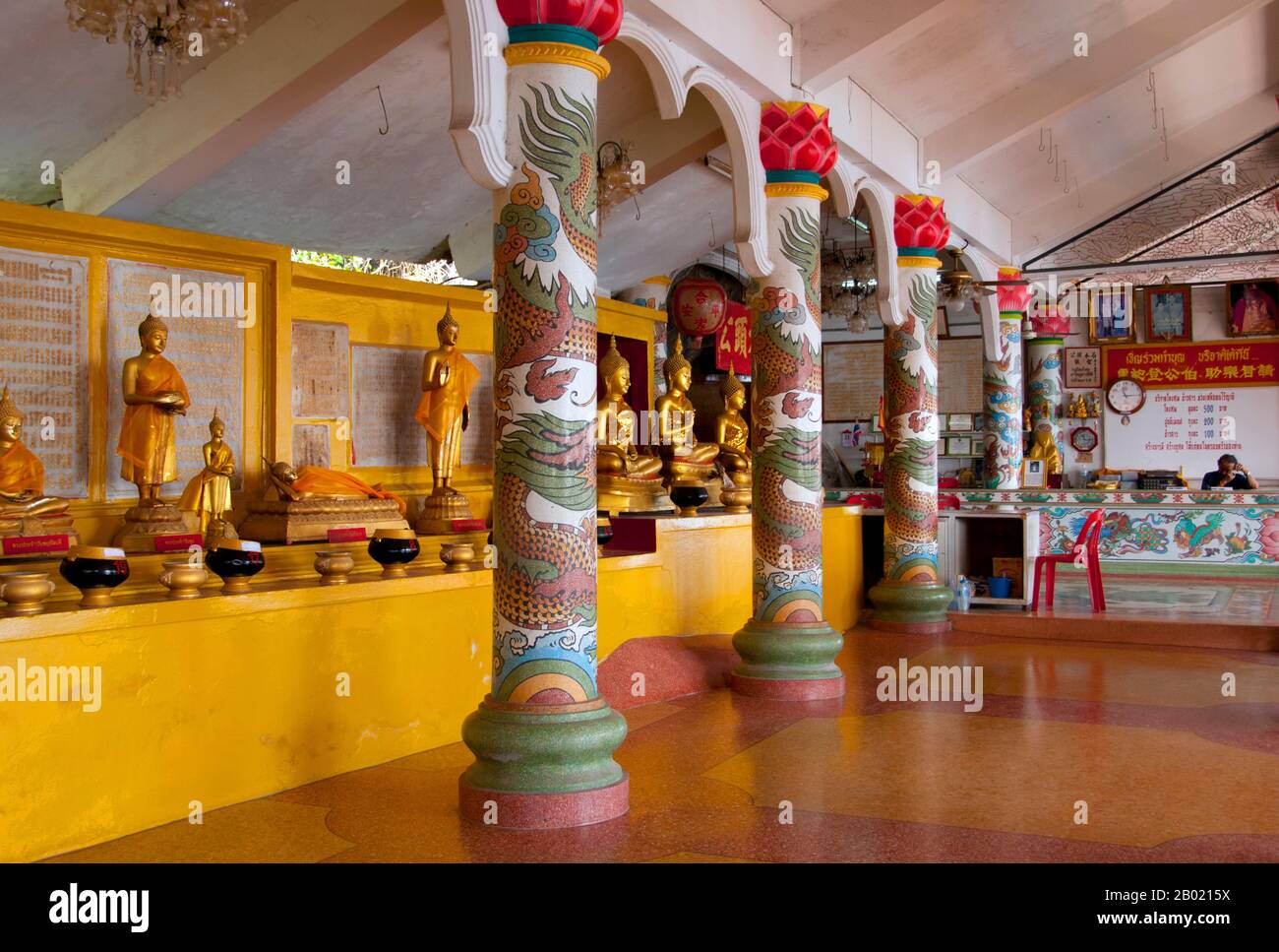 Thaïlande : le temple chinois de San Chao Paw Khao Yai, Ko Sichang, province de Chonburi. Mystère entoure ce temple chinois coloré à plusieurs niveaux avec certains historiens disant qu'il remonte à la dynastie chinoise Ming (1368-1644). Il est communément admis qu'un sanctuaire a été fondé sur ce site par des marins chinois après qu'ils ont repéré une lumière réfléchie d'une grotte, qu'ils ont utilisé comme phare de fortune pour la navigation. Le temple a été construit quelque temps plus tard, principalement à l'usage des pèlerins chinois. Banque D'Images