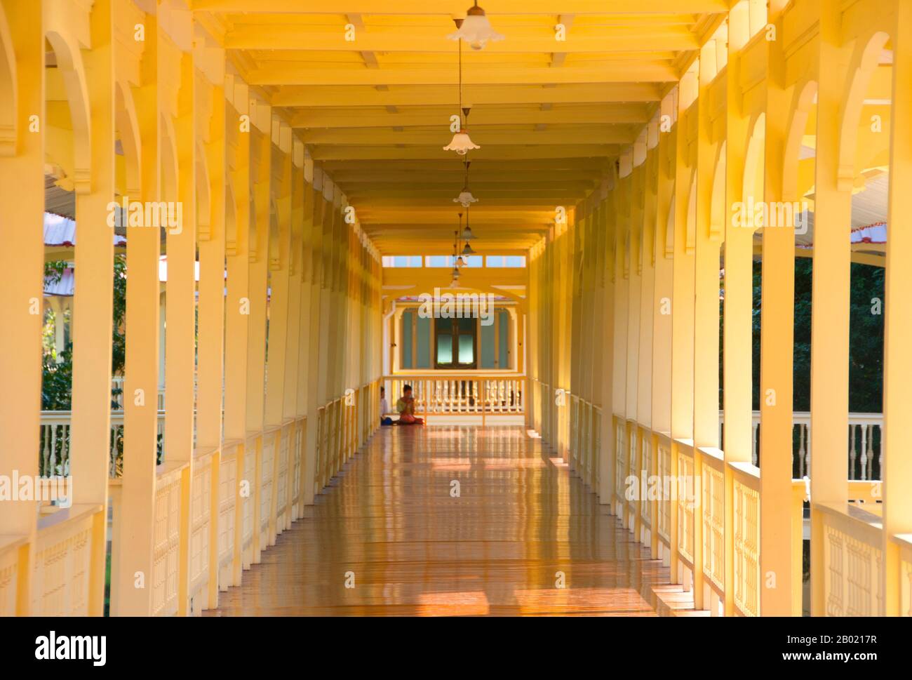 Thaïlande : les vérandas communicantes du palais royal Phra Ratchaniwet Marukhathaiyawan, Cha-am, province de Phetchaburi. Le palais royal Phra Ratchaniwet Marukhathaiyawan était la résidence d'été de Rama VI (roi Vajiravudh, 1881-1925). Il a été construit en 1923 en seulement 16 jours. Malheureusement, le roi mourut deux ans plus tard et le palais fut abandonné. Le palais de Marukhathaiyawan, qui signifie « le palais de l'amour et de l'espoir », a été conçu par l'architecte italien Ercole Manfredi. Banque D'Images Thaïlande : les vérandas communicantes du palais royal Phra Ratchaniwet Marukhathaiyawan, Cha-am, province de Phetchaburi. Le palais royal Phra Ratchaniwet Marukhathaiyawan était la résidence d'été de Rama VI (roi Vajiravudh, 1881-1925). Il a été construit en 1923 en seulement 16 jours. Malheureusement, le roi mourut deux ans plus tard et le palais fut abandonné. Le palais de Marukhathaiyawan, qui signifie « le palais de l'amour et de l'espoir », a été conçu par l'architecte italien Ercole Manfredi. Banque D'Images
