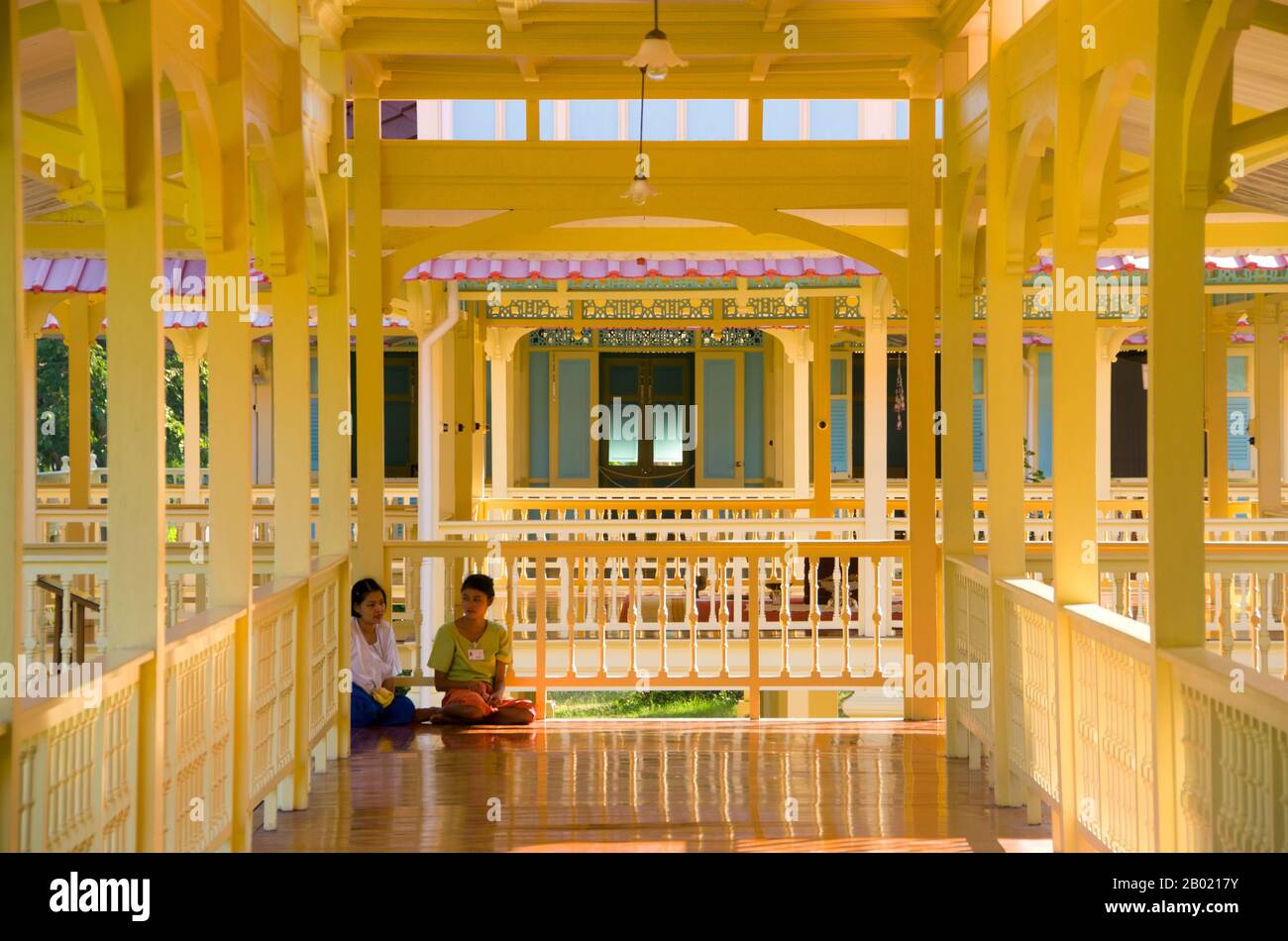 Thaïlande : les vérandas communicantes du palais royal Phra Ratchaniwet Marukhathaiyawan, Cha-am, province de Phetchaburi. Le palais royal Phra Ratchaniwet Marukhathaiyawan était la résidence d'été de Rama VI (roi Vajiravudh, 1881-1925). Il a été construit en 1923 en seulement 16 jours. Malheureusement, le roi mourut deux ans plus tard et le palais fut abandonné. Le palais de Marukhathaiyawan, qui signifie « le palais de l'amour et de l'espoir », a été conçu par l'architecte italien Ercole Manfredi. Banque D'Images Thaïlande : les vérandas communicantes du palais royal Phra Ratchaniwet Marukhathaiyawan, Cha-am, province de Phetchaburi. Le palais royal Phra Ratchaniwet Marukhathaiyawan était la résidence d'été de Rama VI (roi Vajiravudh, 1881-1925). Il a été construit en 1923 en seulement 16 jours. Malheureusement, le roi mourut deux ans plus tard et le palais fut abandonné. Le palais de Marukhathaiyawan, qui signifie « le palais de l'amour et de l'espoir », a été conçu par l'architecte italien Ercole Manfredi. Banque D'Images