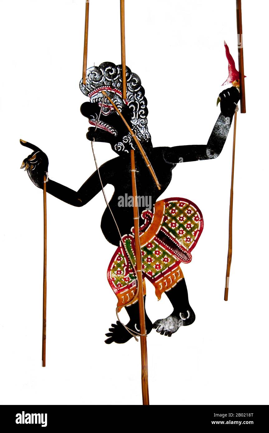Thaïlande : figurine de marionnettes Nang talung, Shadow Puppet Theatre, Nakhon Sri Thammarat. 'Nang talung' est le théâtre de marionnettes d'ombre populaire dans le sud de la Thaïlande. Il s'agit d'une forme d'art dont on dit qu'elle est née dès 400 av. J.-C. en Asie du Sud-est. Les spectacles durent généralement jusque tard dans la nuit et restent une partie essentielle, bien que diminuant, de la vie de village dans le Sud profond de la Thaïlande. «Nang» signifie «peau d'animal», dans laquelle les figures sont découpées. «Talung» fait référence à Phatthalung, une ville du sud de la Thaïlande où la forme d'art est censée être originaire. Banque D'Images Thaïlande : figurine de marionnettes Nang talung, Shadow Puppet Theatre, Nakhon Sri Thammarat. 'Nang talung' est le théâtre de marionnettes d'ombre populaire dans le sud de la Thaïlande. Il s'agit d'une forme d'art dont on dit qu'elle est née dès 400 av. J.-C. en Asie du Sud-est. Les spectacles durent généralement jusque tard dans la nuit et restent une partie essentielle, bien que diminuant, de la vie de village dans le Sud profond de la Thaïlande. «Nang» signifie «peau d'animal», dans laquelle les figures sont découpées. «Talung» fait référence à Phatthalung, une ville du sud de la Thaïlande où la forme d'art est censée être originaire. Banque D'Images