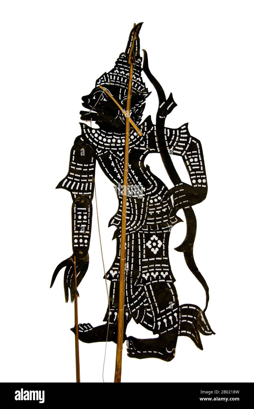 Thaïlande : figurine de marionnettes Nang talung, Shadow Puppet Theatre, Nakhon Sri Thammarat. 'Nang talung' est le théâtre de marionnettes d'ombre populaire dans le sud de la Thaïlande. Il s'agit d'une forme d'art dont on dit qu'elle est née dès 400 av. J.-C. en Asie du Sud-est. Les spectacles durent généralement jusque tard dans la nuit et restent une partie essentielle, bien que diminuant, de la vie de village dans le Sud profond de la Thaïlande. «Nang» signifie «peau d'animal», dans laquelle les figures sont découpées. «Talung» fait référence à Phatthalung, une ville du sud de la Thaïlande où la forme d'art est censée être originaire. Banque D'Images Thaïlande : figurine de marionnettes Nang talung, Shadow Puppet Theatre, Nakhon Sri Thammarat. 'Nang talung' est le théâtre de marionnettes d'ombre populaire dans le sud de la Thaïlande. Il s'agit d'une forme d'art dont on dit qu'elle est née dès 400 av. J.-C. en Asie du Sud-est. Les spectacles durent généralement jusque tard dans la nuit et restent une partie essentielle, bien que diminuant, de la vie de village dans le Sud profond de la Thaïlande. «Nang» signifie «peau d'animal», dans laquelle les figures sont découpées. «Talung» fait référence à Phatthalung, une ville du sud de la Thaïlande où la forme d'art est censée être originaire. Banque D'Images