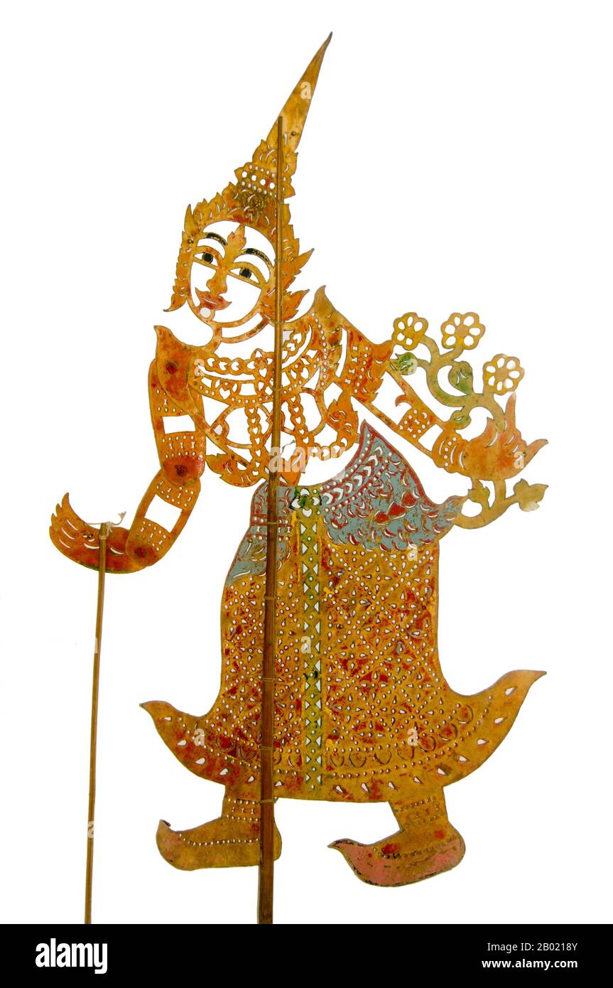 Thaïlande : figurine de marionnettes Nang talung, Shadow Puppet Theatre, Nakhon Sri Thammarat. 'Nang talung' est le théâtre de marionnettes d'ombre populaire dans le sud de la Thaïlande. Il s'agit d'une forme d'art dont on dit qu'elle est née dès 400 av. J.-C. en Asie du Sud-est. Les spectacles durent généralement jusque tard dans la nuit et restent une partie essentielle, bien que diminuant, de la vie de village dans le Sud profond de la Thaïlande. «Nang» signifie «peau d'animal», dans laquelle les figures sont découpées. «Talung» fait référence à Phatthalung, une ville du sud de la Thaïlande où la forme d'art est censée être originaire. Banque D'Images Thaïlande : figurine de marionnettes Nang talung, Shadow Puppet Theatre, Nakhon Sri Thammarat. 'Nang talung' est le théâtre de marionnettes d'ombre populaire dans le sud de la Thaïlande. Il s'agit d'une forme d'art dont on dit qu'elle est née dès 400 av. J.-C. en Asie du Sud-est. Les spectacles durent généralement jusque tard dans la nuit et restent une partie essentielle, bien que diminuant, de la vie de village dans le Sud profond de la Thaïlande. «Nang» signifie «peau d'animal», dans laquelle les figures sont découpées. «Talung» fait référence à Phatthalung, une ville du sud de la Thaïlande où la forme d'art est censée être originaire. Banque D'Images