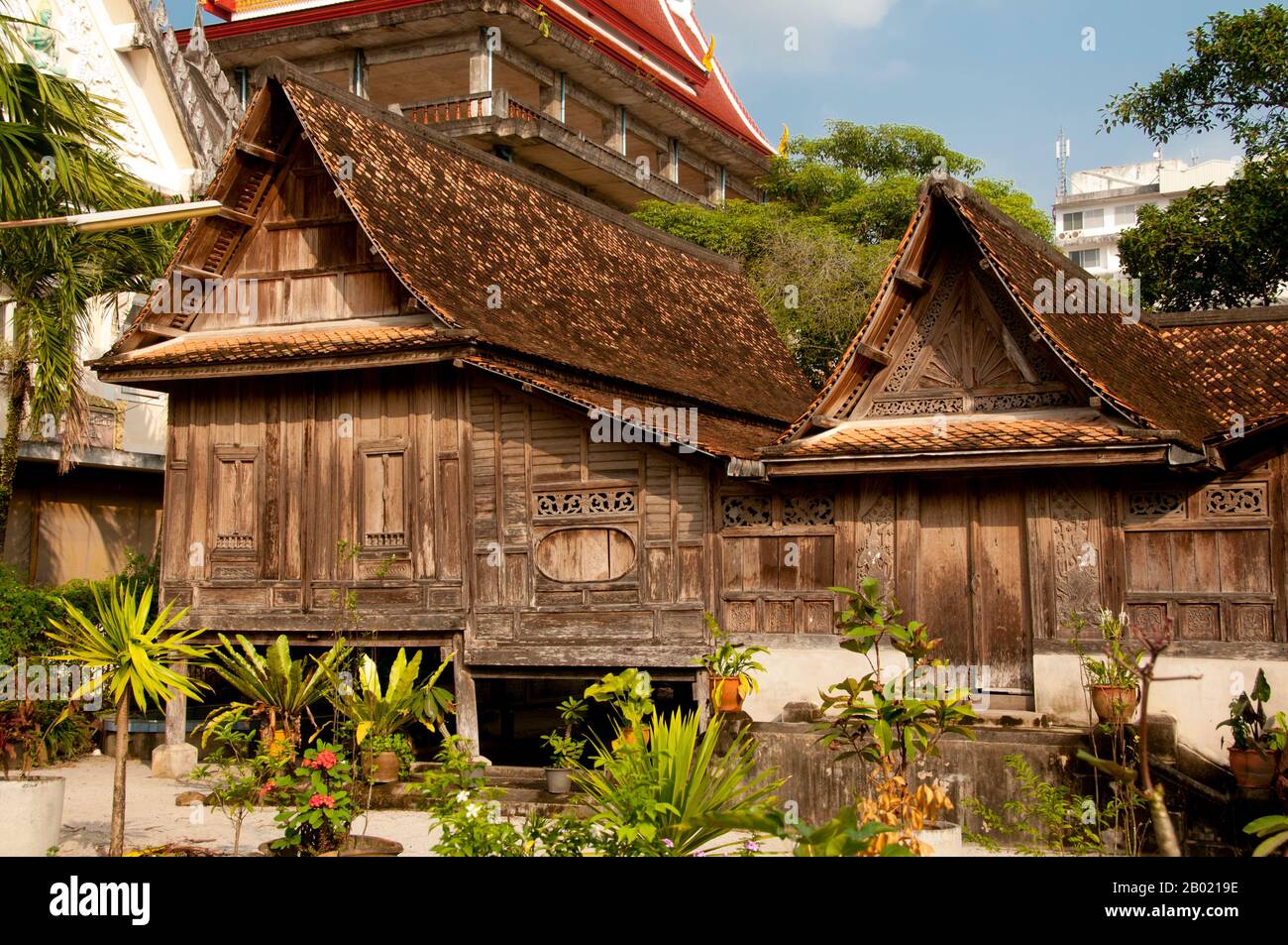 Wat Sao Thong Tong (Temple du pilier d'or), également connu sous le nom de Wat Wang Tawan Tok, a été construit entre 1888 et 1901. Les jardins du temple contiennent trois vieilles maisons reliées, de beaux exemples de l'architecture traditionnelle de style thaïlandais du Sud. Banque D'Images