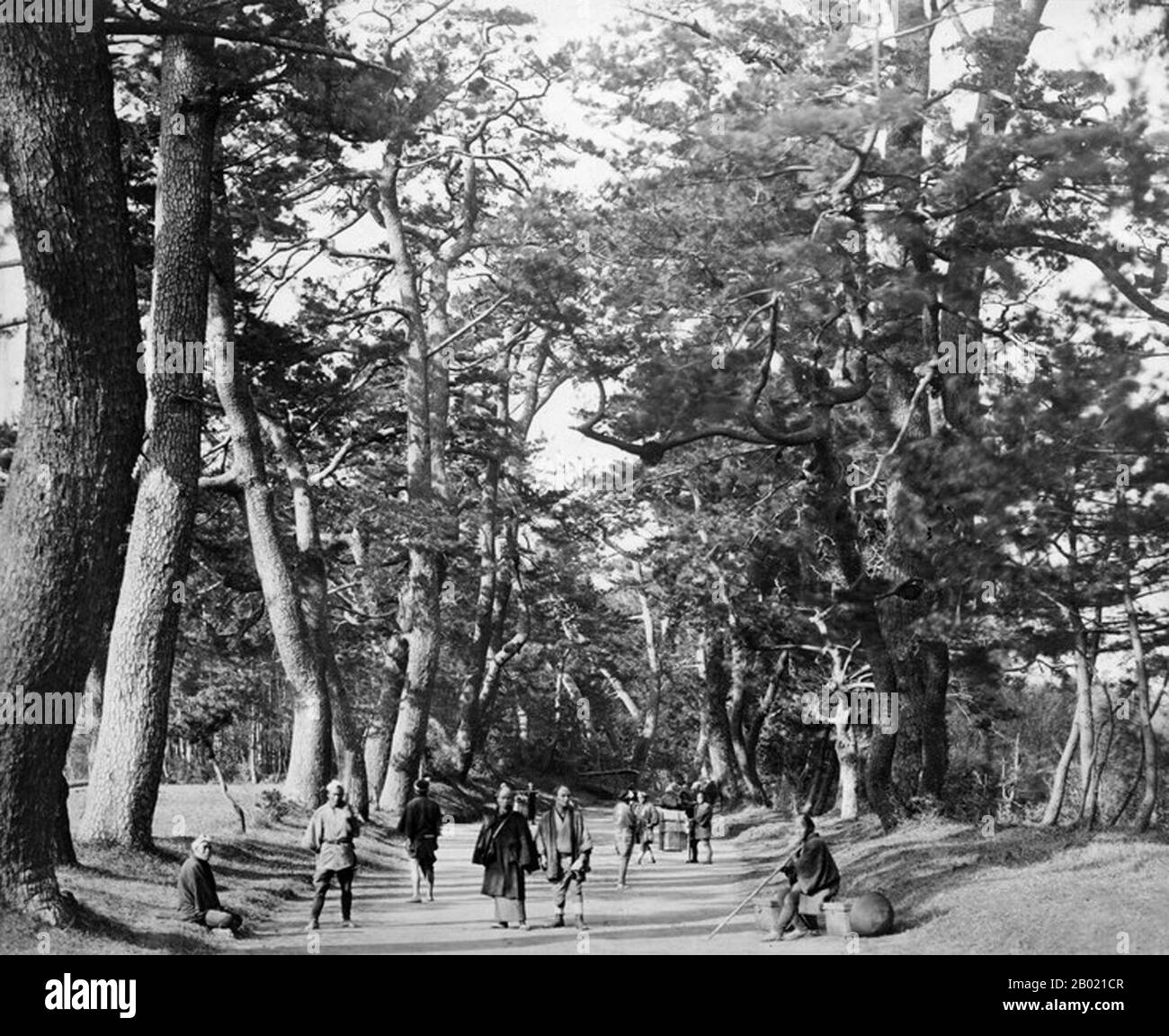 Japon : Tokaido ou « autoroute de la mer de l'est » reliant Edo (Tokyo) à Kyoto. Photographie de Felix Beato (1832 - 29 janvier 1909), 1865. Voyageurs sur un tronçon du Tokaido entre Edo et Kyoto, photographié par Felix Beato en 1865. La Tōkaidō (route de la mer orientale) était la plus importante des cinq routes de l'époque d'Edo, reliant Edo (Tokyo moderne) à Kyoto au Japon. Contrairement à l'intérieur des terres et moins fréquenté par Nakasendō, le Tōkaidō a voyagé le long de la côte maritime de l'est de Honshū, d'où le nom de la route. Banque D'Images