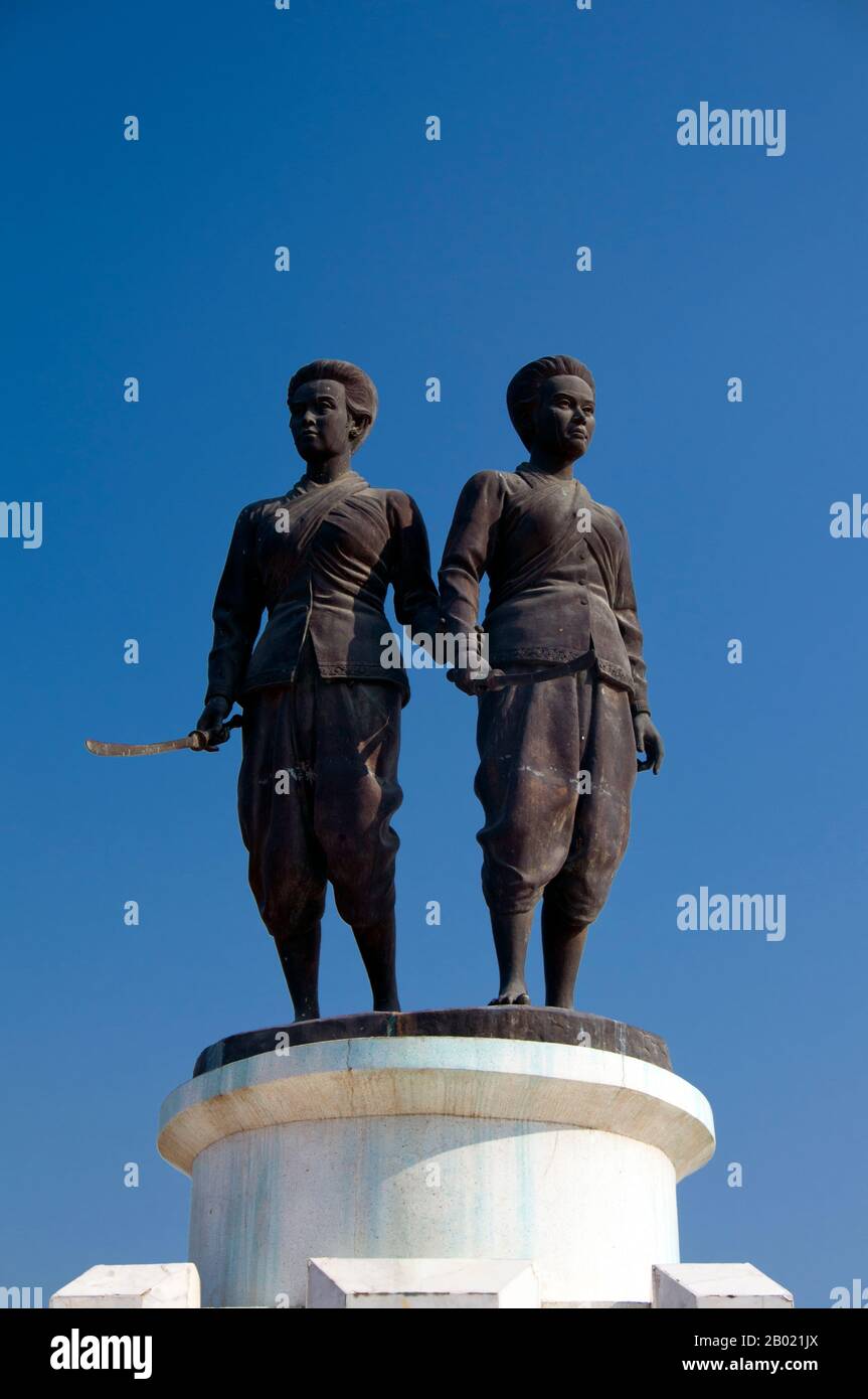 Thaïlande : Monument aux héroïnes, Thalang, Province de Phuket. Le roi Rama Ier a rencontré son premier grand test lors de l'invasion massive des Birmans de 1785. Le roi birman Bodawpaya envoya plus de 100 000 soldats dans cinq armées contre le Siam. Les forces qui ont envahi le sud de la Thaïlande ont connu un succès initial mais ont été arrêtées à Thalang, dans le centre de Phuket, par la bravoure des défenseurs locaux. Deux sœurs - Chan, ou 'date Plum', et Muk, ou 'Pearl', la veuve et belle-sœur du gouverneur défunt, ont organisé la résistance en ordonnant aux femmes locales de couper leurs cheveux courts et de s'habiller comme des hommes pour embrouiller les envahisseurs. Banque D'Images