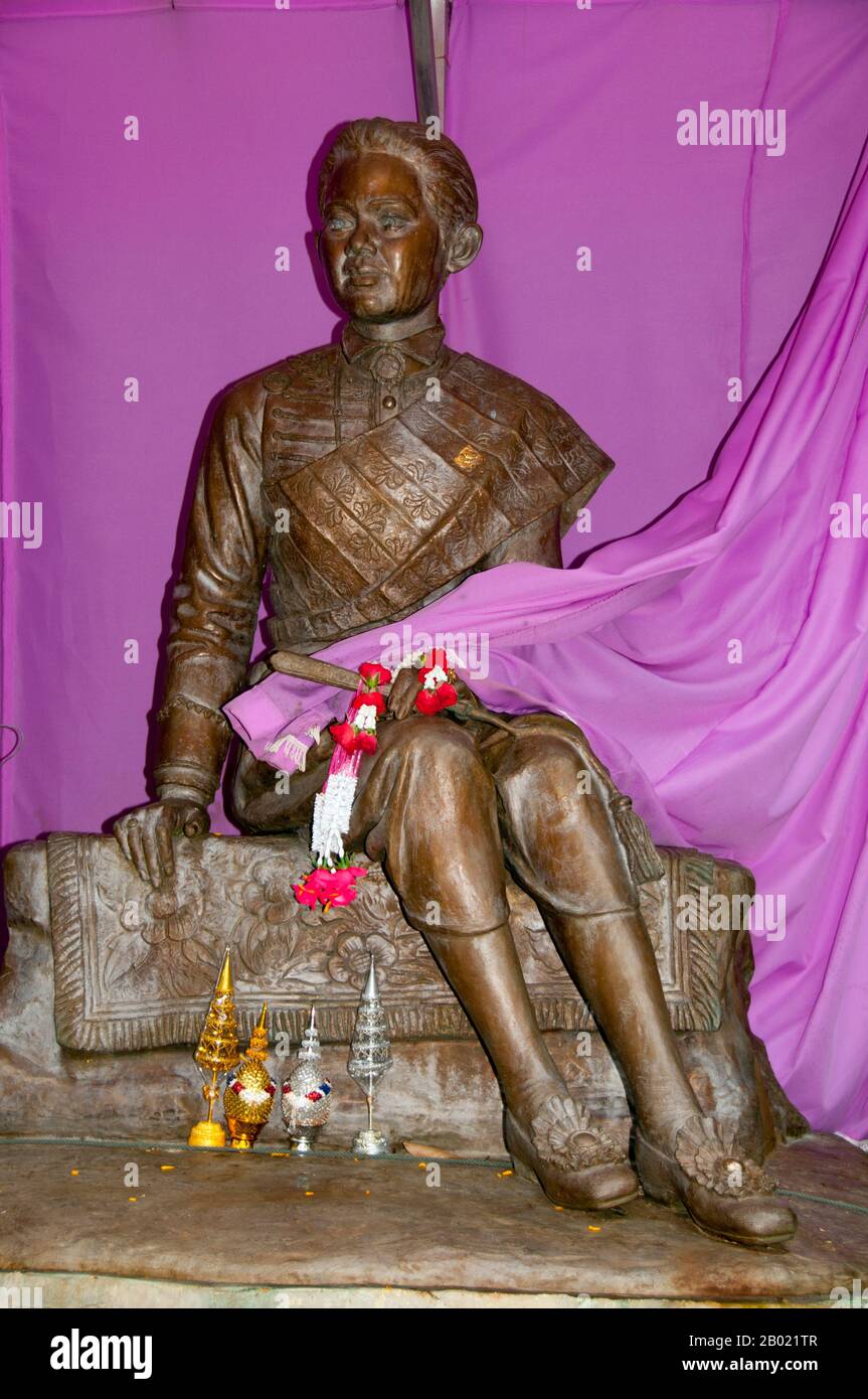 Thaïlande : une statue de la reine Sunantha Kumarirat à côté de la cascade de Phlio, parc national Nam Tok Phlio (Phliw), province de Chanthaburi. Sunandha Kumariratana (10 novembre 1860 - 31 mai 1880) était une fille du roi Mongkut (Rama IV) et de la princesse Consort Piam. Elle était une demi-sœur et la première reine consort et l'une des quatre reines du roi Chulalongkorn (Rama V), dont deux étaient ses sœurs cadettes, la reine Savang Vadhana et la reine Saovabha Bhongsi. La reine et sa fille se sont noyées lorsque le bateau royal a chaviré alors qu'il se rendait au Palais Royal de Bang Pa-in (Palais d'été). Banque D'Images