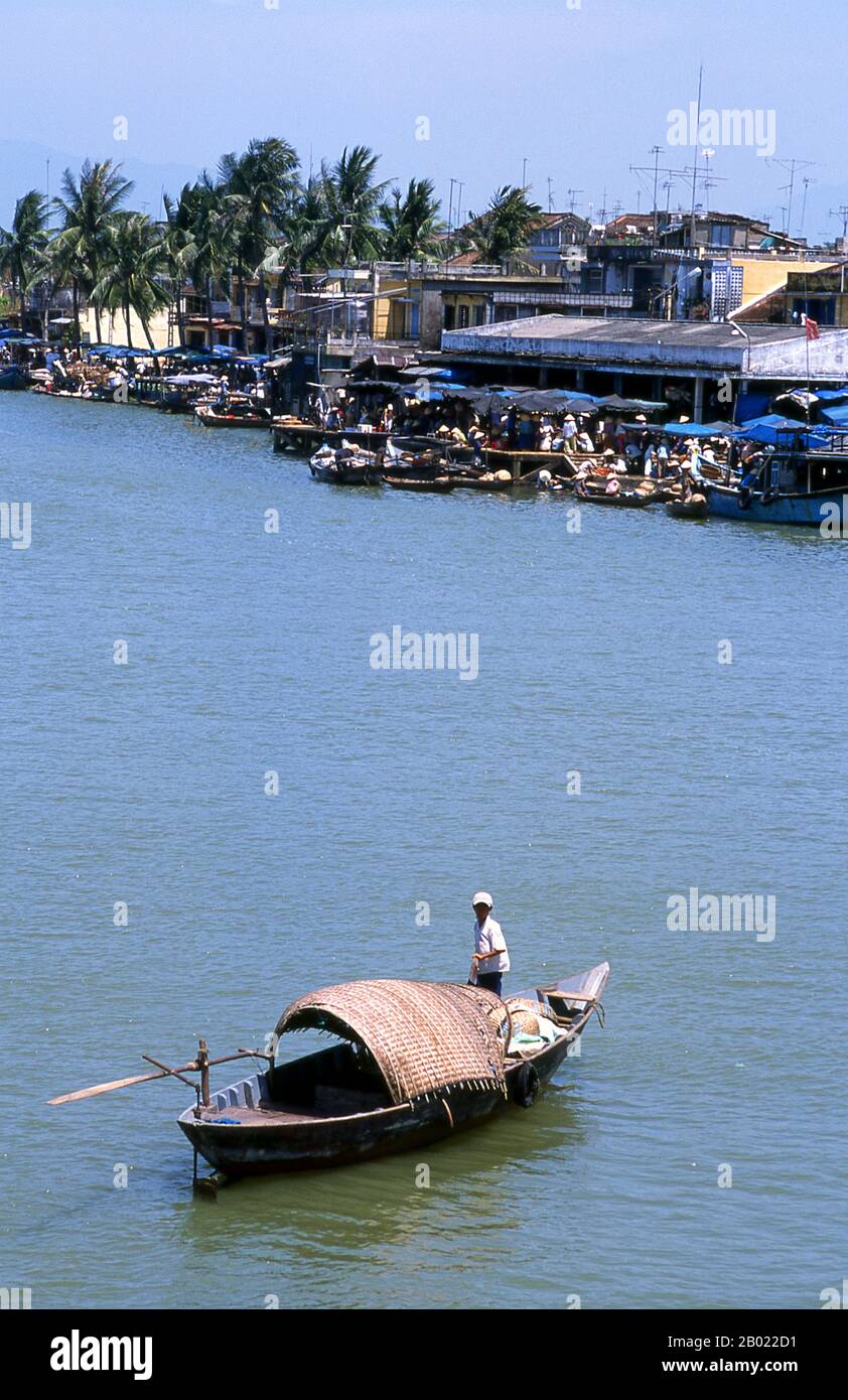 La petite ville historique de Ho An est située sur la rivière Thu bon à 30 km au sud de Danang. Au moment des Nguyen Lords (1558 - 1777) et même sous les premiers Nguyen Emperors, Hoi An - alors connu sous le nom de Faifo - était un port important, visité régulièrement par le transport maritime de l'Europe et de tout l'est. Au XIXe siècle, l'envasement de la rivière Thu bon et le développement de Danang à proximité se sont combinés pour faire de Hoi An dans un fond d'eau. Cette obscurité a sauvé la ville de graves combats pendant les guerres avec la France et les Etats-Unis, de sorte qu'au moment de la réunification en 1975 elle wa Banque D'Images