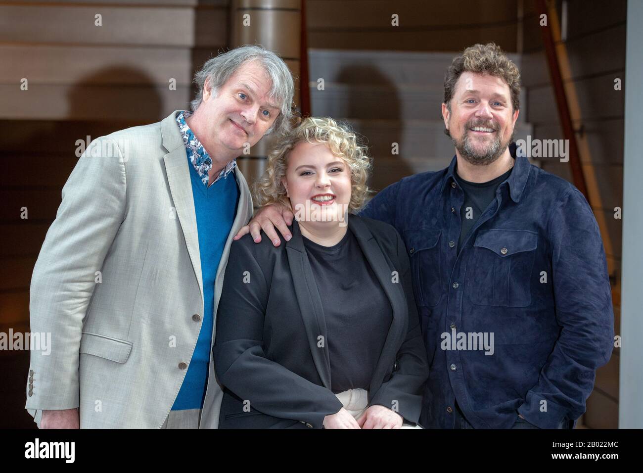 Londres, Royaume-Uni. 18 février 2020. Le casting de "Hairspray the Musical" pose pour des photos avant l'ouverture de la Musical le 23 avril. De G à R, Paul Merton, Lizzie Bea et Michael ball. Paul Merton fera ses débuts dans le West End en tant que Wilbur Turnblad. Crédit: Tommy London/Alay Live News Banque D'Images