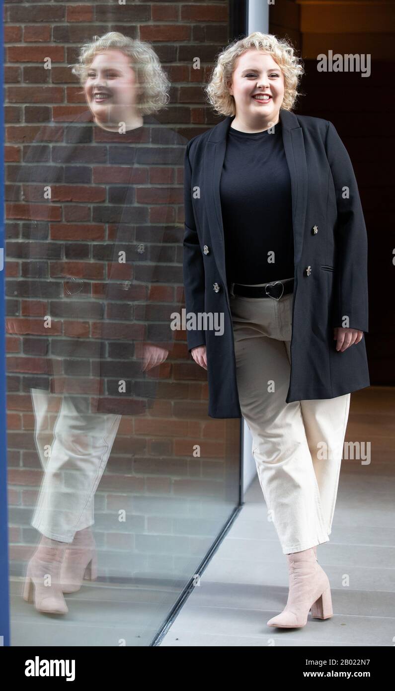 Londres, Royaume-Uni. 18 février 2020. Lizzie Bea qui jouera le rôle emblématique de Tracy Turnblad le casting de "Hairspray the Musical" pose pour des photos avant l'ouverture de la Musical le 23 avril. L à R Rita Simons, Paul Merton, Lizzie Bea, Michael ball et Marisha Wallace. Paul Merton fera ses débuts dans le West End. Crédit: Tommy London/Alay Live News Banque D'Images