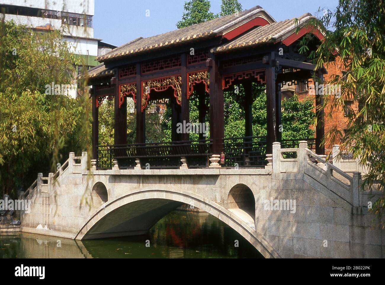 Liang Yuan ou Liang's Garden a été construit entre 1796 et 1850 ce et est considéré comme l'un des plus beaux jardins de la province de Guangdong. Foshan remonte au 7ème siècle ce et est célèbre pour son industrie de la céramique, de la porcelaine et de la poterie depuis la dynastie Song (960 - 1276 ce). Il est également célèbre pour ses arts martiaux Il contient de nombreuses écoles de l'escadre Chun où beaucoup viennent s'entraîner et espar. Banque D'Images