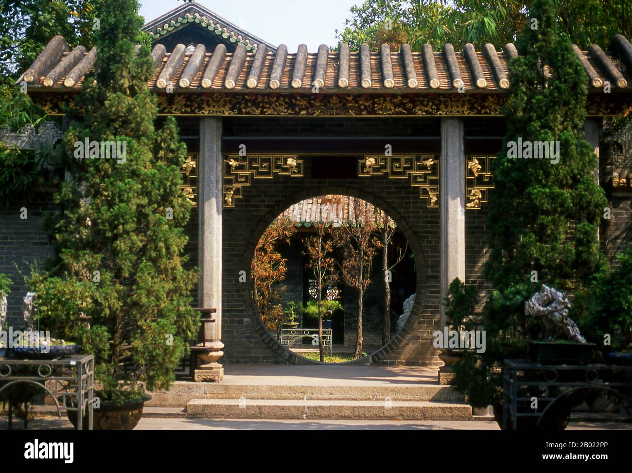 Liang Yuan ou Liang's Garden a été construit entre 1796 et 1850 ce et est considéré comme l'un des plus beaux jardins de la province de Guangdong. Foshan remonte au 7ème siècle ce et est célèbre pour son industrie de la céramique, de la porcelaine et de la poterie depuis la dynastie Song (960 - 1276 ce). Il est également célèbre pour ses arts martiaux Il contient de nombreuses écoles de l'escadre Chun où beaucoup viennent s'entraîner et espar. Banque D'Images