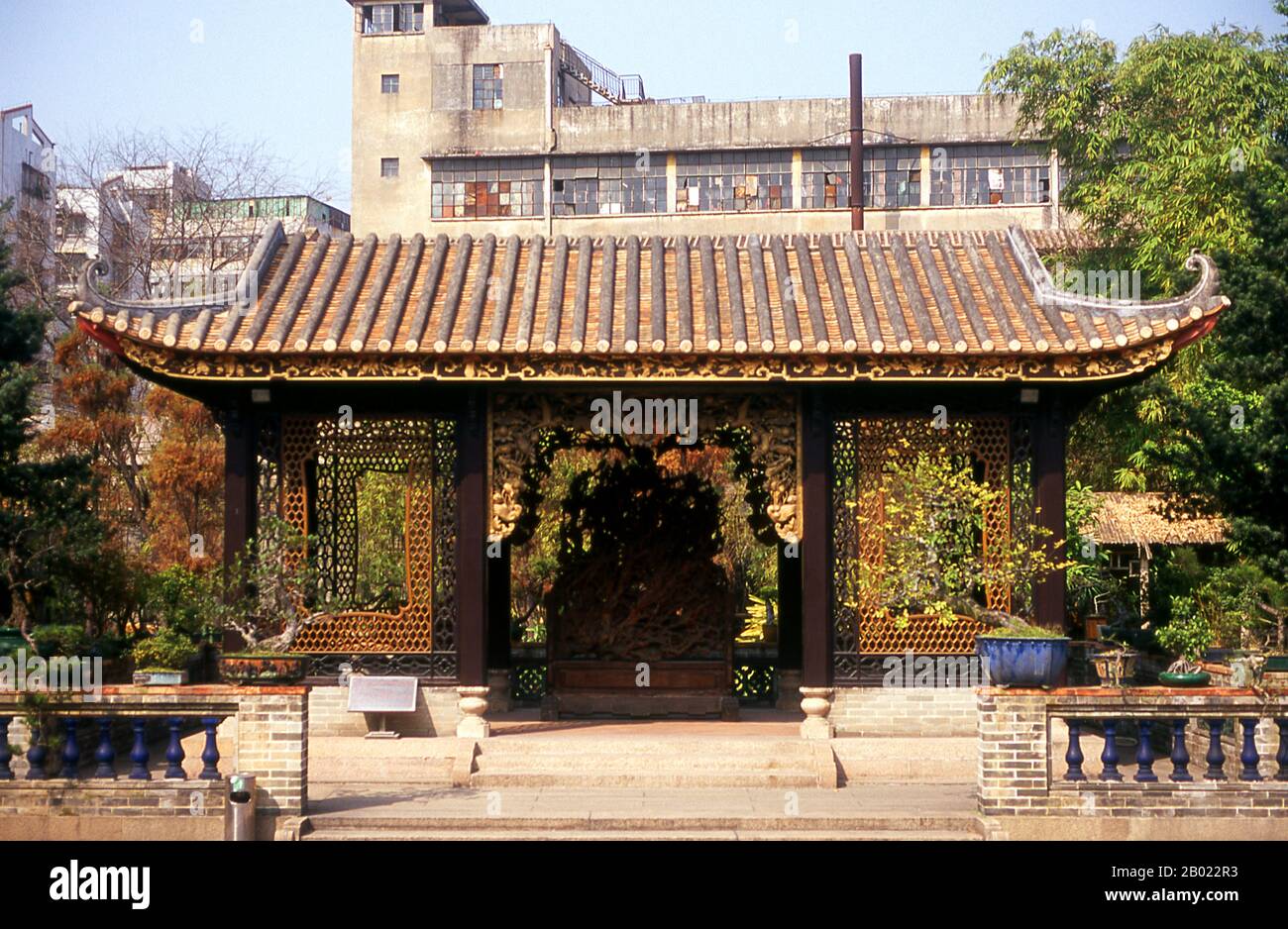 Liang Yuan ou Liang's Garden a été construit entre 1796 et 1850 ce et est considéré comme l'un des plus beaux jardins de la province de Guangdong. Foshan remonte au 7ème siècle ce et est célèbre pour son industrie de la céramique, de la porcelaine et de la poterie depuis la dynastie Song (960 - 1276 ce). Il est également célèbre pour ses arts martiaux Il contient de nombreuses écoles de l'escadre Chun où beaucoup viennent s'entraîner et espar. Banque D'Images