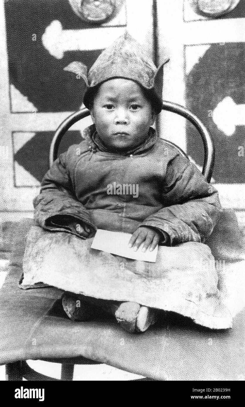 Chine/Tibet : le 14e dalaï-lama, Tenzin Gyatso (6 juillet 1935- ) enfant à Amdo peu de temps après avoir été identifié comme la réincarnation du 13e dalaï-lama, dans les années 1940 Le 14e dalaï-lama (nom religieux : Tenzin Gyatso, raccourci de Jetsun Jamphel Ngawang Lobsang Yeshe Tenzin Gyatso, né Lhamo Dondrub) est le 14e dalaï-lama actuel. Les dalaï-lamas sont la figure la plus influente de la lignée Gelugpa du bouddhisme tibétain, bien que le 14e ait consolidé le contrôle sur les autres lignées ces dernières années. Il a remporté le prix Nobel de la paix en 1989. Banque D'Images