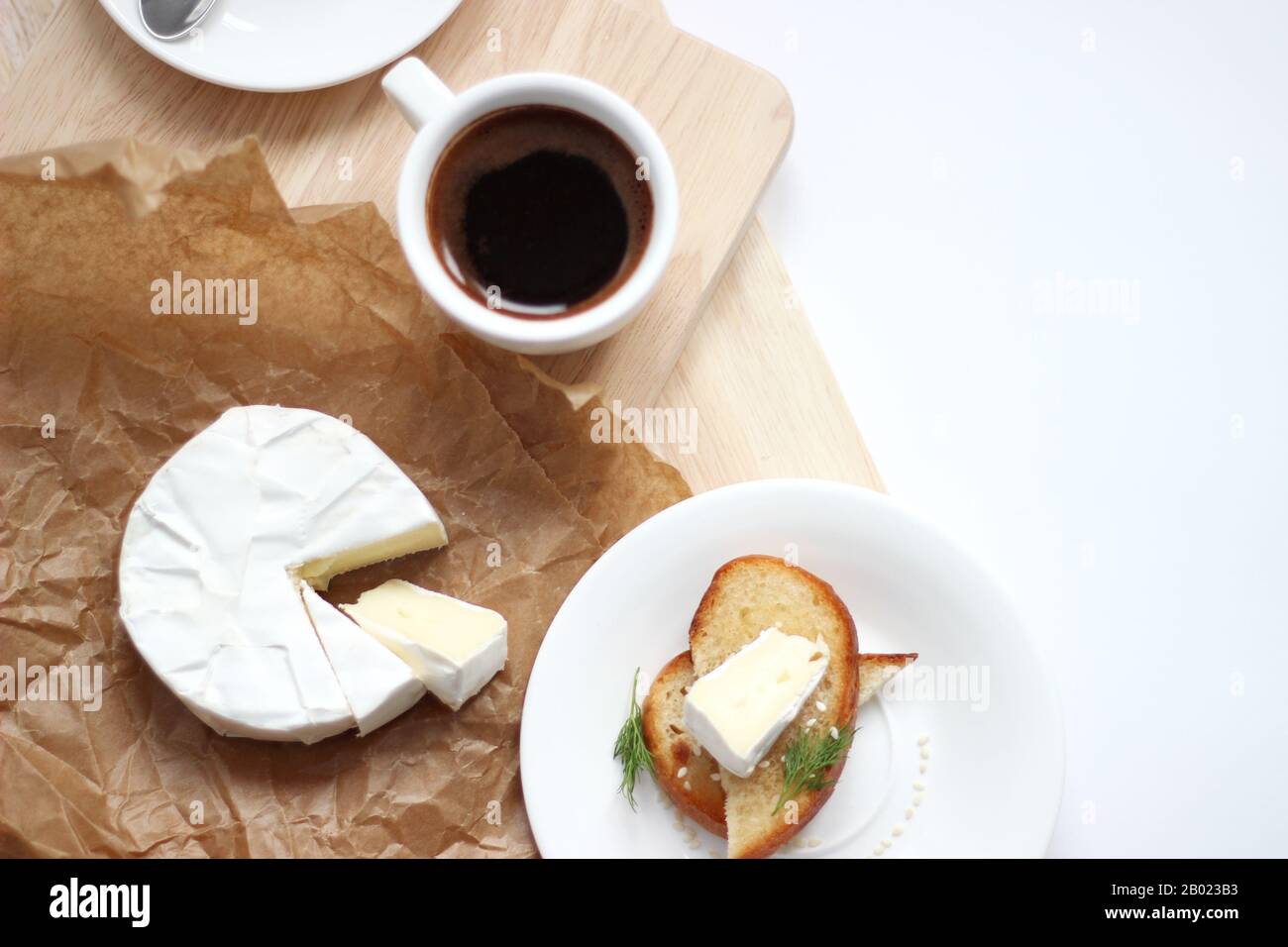 Vue sur le dessus du petit déjeuner avec café Frais servi avec toast et Brie au fromage. Banque D'Images