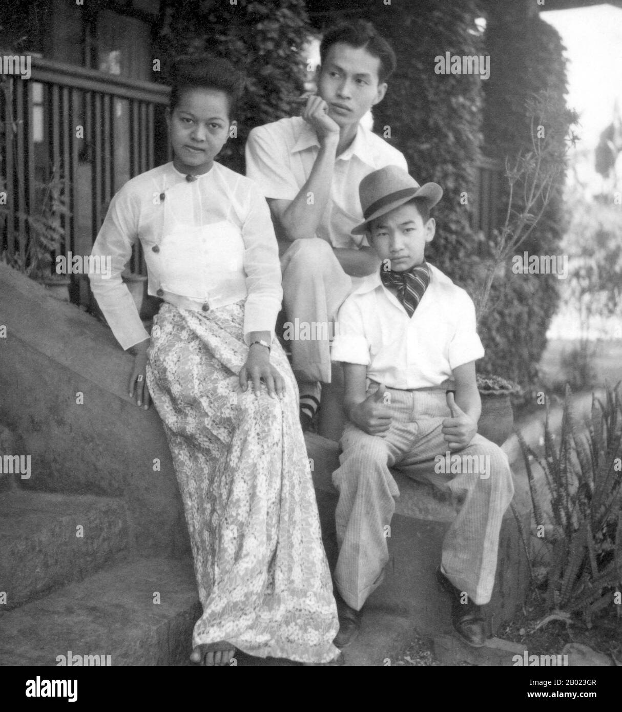 Birmanie/Myanmar : Daw Mi Mi Khaing (à gauche), Sao Saimong Mangrai (au centre) et Sao SAI long (à droite) au Kengtung Haw, Taunggyi, vers 1935. Sao Sāimöng ou Sao Sāimöng Mangrāi (13 novembre 1913 - 14 juillet 1987) était un membre de la famille princière de Kengtung. Il a été ministre du gouvernement en Birmanie (aujourd'hui Myanmar) peu après l'indépendance ; il a également été chercheur, historien et linguiste. Sao SAI long était le frère de Sao Sāimöng. L'épouse de Sao Sāimöng, Mi Mi Khaing (1916 - 15 mars 1990) est une érudite et écrivaine birmane qui est l'auteur de nombreux livres et articles sur la vie en Birmanie au cours du XXe siècle. Banque D'Images Birmanie/Myanmar : Daw Mi Mi Khaing (à gauche), Sao Saimong Mangrai (au centre) et Sao SAI long (à droite) au Kengtung Haw, Taunggyi, vers 1935. Sao Sāimöng ou Sao Sāimöng Mangrāi (13 novembre 1913 - 14 juillet 1987) était un membre de la famille princière de Kengtung. Il a été ministre du gouvernement en Birmanie (aujourd'hui Myanmar) peu après l'indépendance ; il a également été chercheur, historien et linguiste. Sao SAI long était le frère de Sao Sāimöng. L'épouse de Sao Sāimöng, Mi Mi Khaing (1916 - 15 mars 1990) est une érudite et écrivaine birmane qui est l'auteur de nombreux livres et articles sur la vie en Birmanie au cours du XXe siècle. Banque D'Images