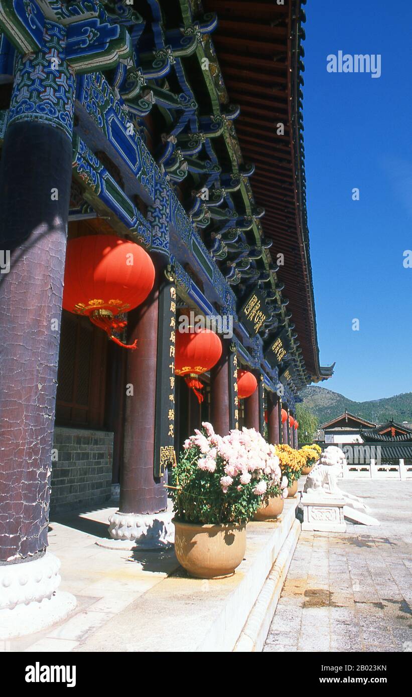 Les Mu étaient une famille musulmane influente pendant la dynastie Ming. Ils étaient responsables de la protection des frontières de l'empire dans le sud-ouest de la Chine. Les Naxi ou Nakhi sont un groupe ethnique qui habite les contreforts de l'Himalaya dans la partie nord-ouest de la province du Yunnan, ainsi que la partie sud-ouest de la province du Sichuan en Chine. On pense que les Naxii sont originaires du Tibet et, jusqu'à récemment, ont maintenu des liens commerciaux avec Lhassa et l'Inde. Le Naxi est l'un des 56 groupes ethniques officiellement reconnus par la République Populaire de Chine. Les Naxii sont traditionnellement follo Banque D'Images