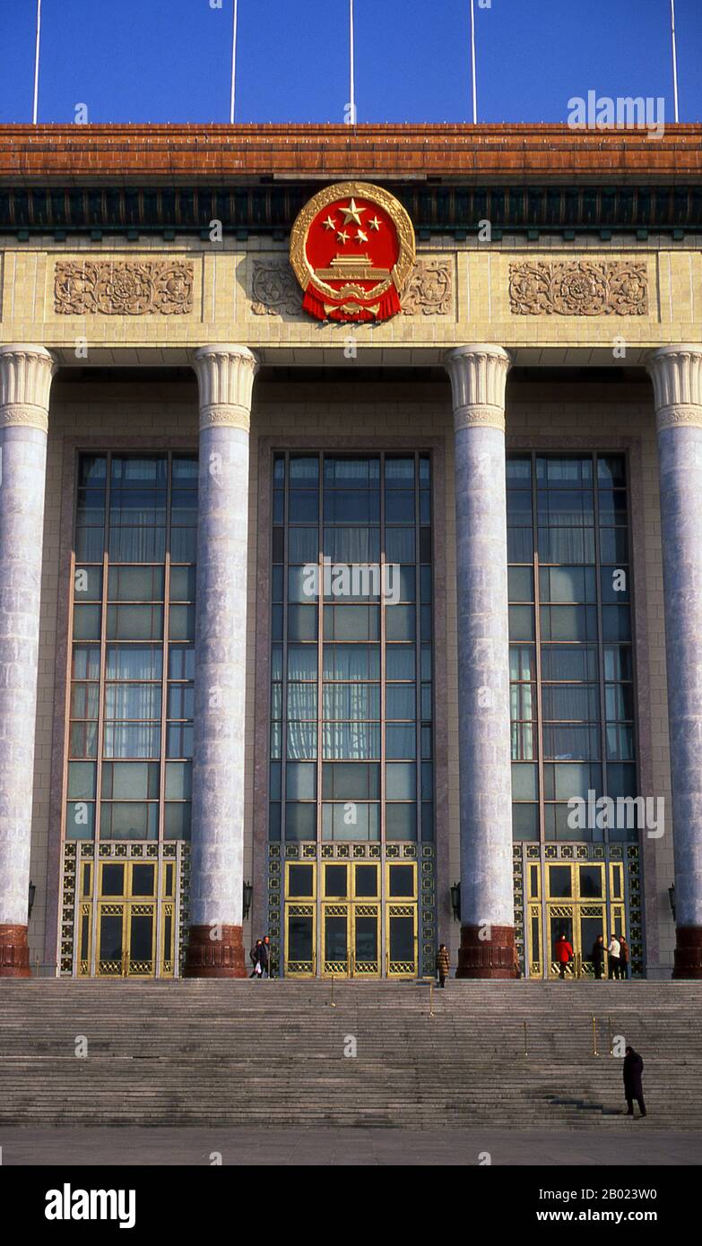 Chine : la Grande salle du peuple (Rénmín Dàhuìtáng), place Tiananmen, Pékin. La Grande salle du peuple, sur le bord ouest de la place Tiananmen, a été achevée en 1959 et est le siège de la législature chinoise. Il fonctionne comme le lieu de réunion de l'Assemblée populaire nationale, le parlement chinois. La place Tiananmen est la troisième plus grande place publique au monde, couvrant 100 hectares. Il a été utilisé comme lieu de rassemblement public pendant les dynasties Ming et Qing. La place est le cœur politique de la Chine moderne. Banque D'Images