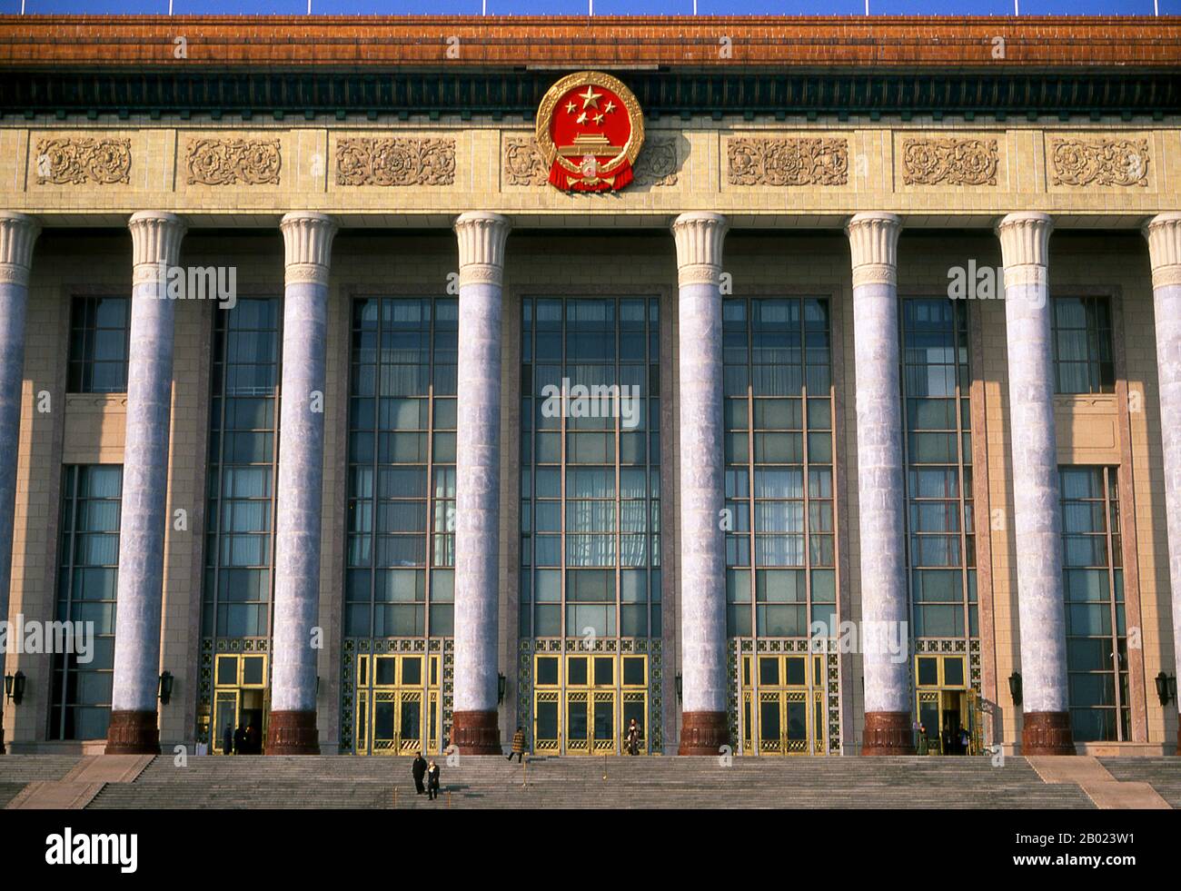 Chine : la Grande salle du peuple (Rénmín Dàhuìtáng), place Tiananmen, Pékin. La Grande salle du peuple, sur le bord ouest de la place Tiananmen, a été achevée en 1959 et est le siège de la législature chinoise. Il fonctionne comme le lieu de réunion de l'Assemblée populaire nationale, le parlement chinois. La place Tiananmen est la troisième plus grande place publique au monde, couvrant 100 hectares. Il a été utilisé comme lieu de rassemblement public pendant les dynasties Ming et Qing. La place est le cœur politique de la Chine moderne. Banque D'Images