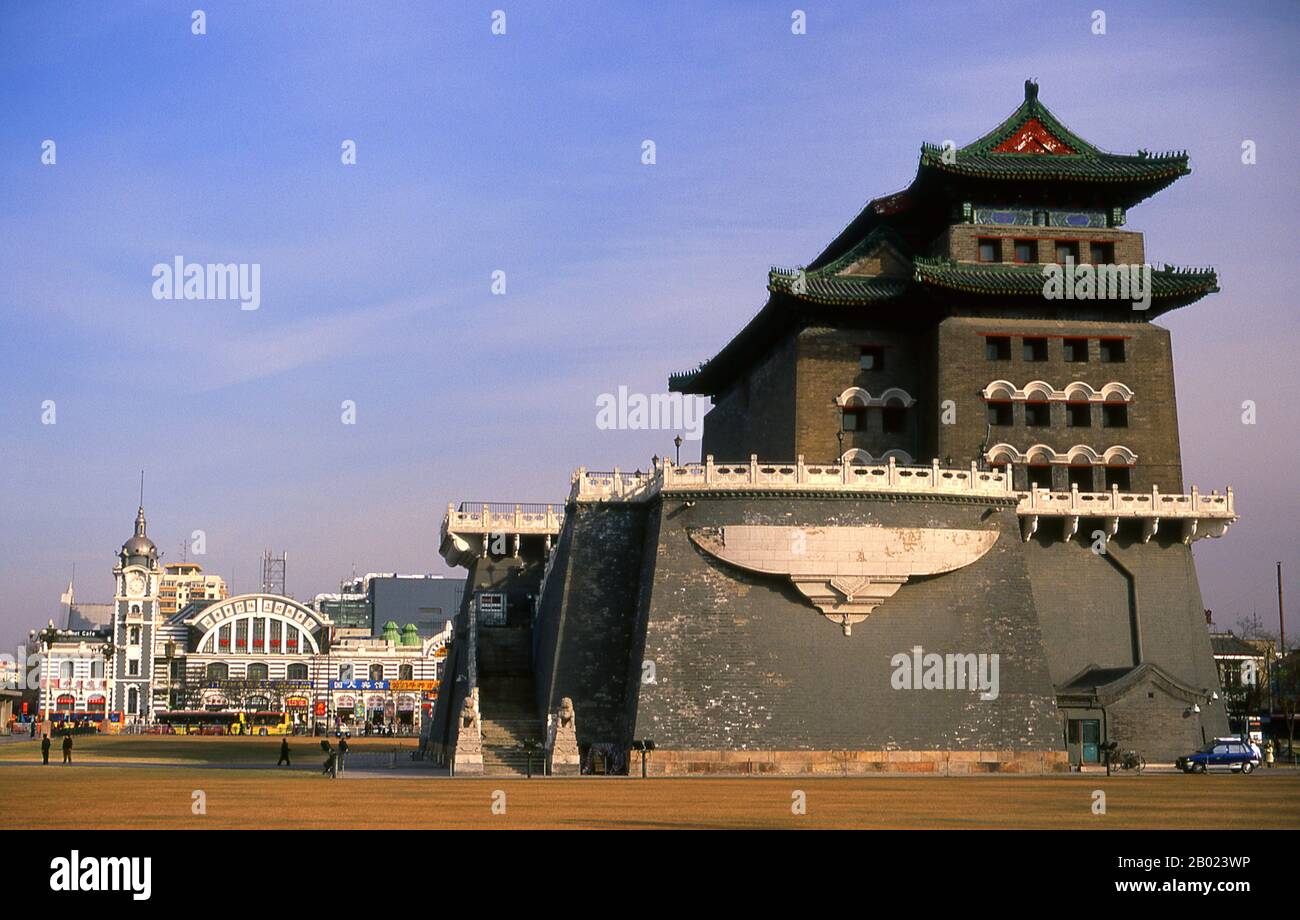 Chine : la tour de tir à l'arc à Qianmen (porte avant), également connue plus correctement sous le nom de Zhengyangmen, située au sud de la place Tiananmen (gare de Qianmen en arrière-plan), Pékin. Zhengyangmen a été construit pour la première fois en 1419 sous la dynastie Ming et consistait autrefois en la maison de garde proprement dite et une tour de tir à l'arc, qui étaient reliées par des murs latéraux et avec des portes latérales, formaient une grande barbacane. La porte gardait l'entrée directe dans la ville impériale. Lors de la rébellion des Boxers de 1900, la porte a subi des dommages considérables lorsque l'Alliance des huit Nations a envahi la ville. Banque D'Images