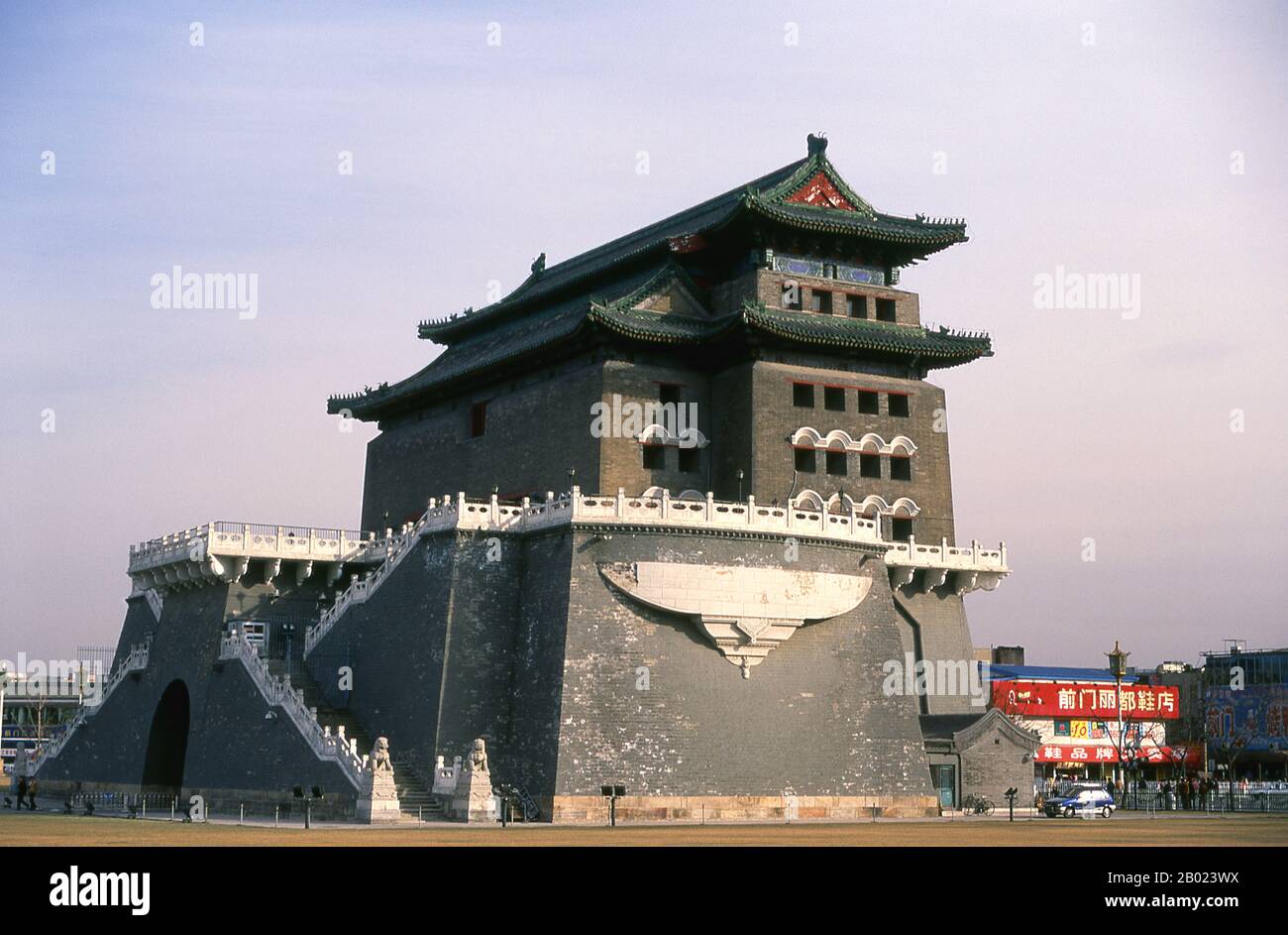 Chine : la tour de tir à l'arc à Qianmen (porte avant), également connue plus correctement sous le nom de Zhengyangmen, située au sud de la place Tiananmen, Pékin. Zhengyangmen a été construit pour la première fois en 1419 sous la dynastie Ming et consistait autrefois en la maison de garde proprement dite et une tour de tir à l'arc, qui étaient reliées par des murs latéraux et avec des portes latérales, formaient une grande barbacane. La porte gardait l'entrée directe dans la ville impériale. Lors de la rébellion des Boxers de 1900, la porte a subi des dommages considérables lorsque l'Alliance des huit Nations a envahi la ville. Le complexe de portes a été largement reconstruit en 1914. Banque D'Images