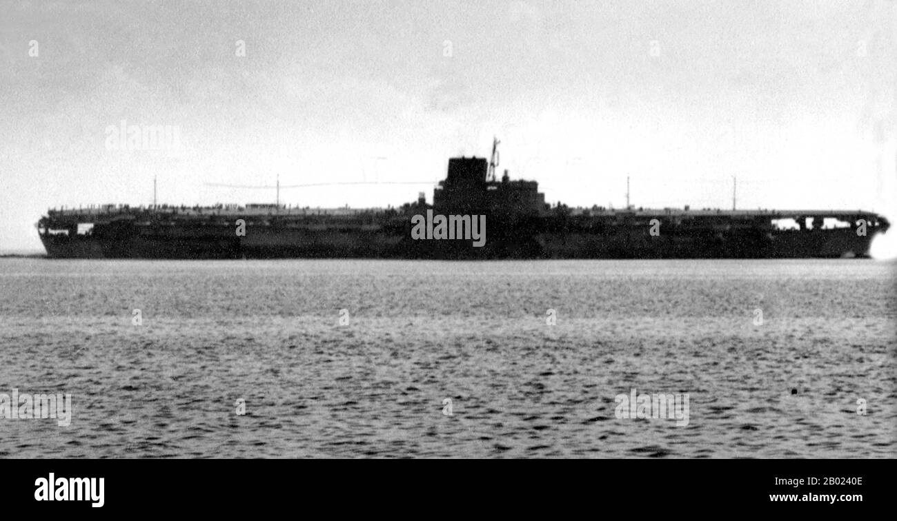 Japon : porte-avions Shinano de la Marine impériale japonaise, 1944. Le Shinano, nommé d'après l'ancienne province de Shinano, était un porte-avions de la marine impériale japonaise pendant la IIe Guerre mondiale initialement érigé en troisième des cuirassés de la classe Yamato, la coque partiellement complète du Shinano a été convertie en porte-avions en 1942, à mi-chemin de la construction. Au cours des deux années suivantes, le Shinano a été fortement modifié pour servir de grand transporteur de soutien. Une fois terminé, il avait un déplacement à pleine charge de 72 000 tonnes (73 000 t), le plus grand porte-avions jamais construit à l'époque. Banque D'Images
