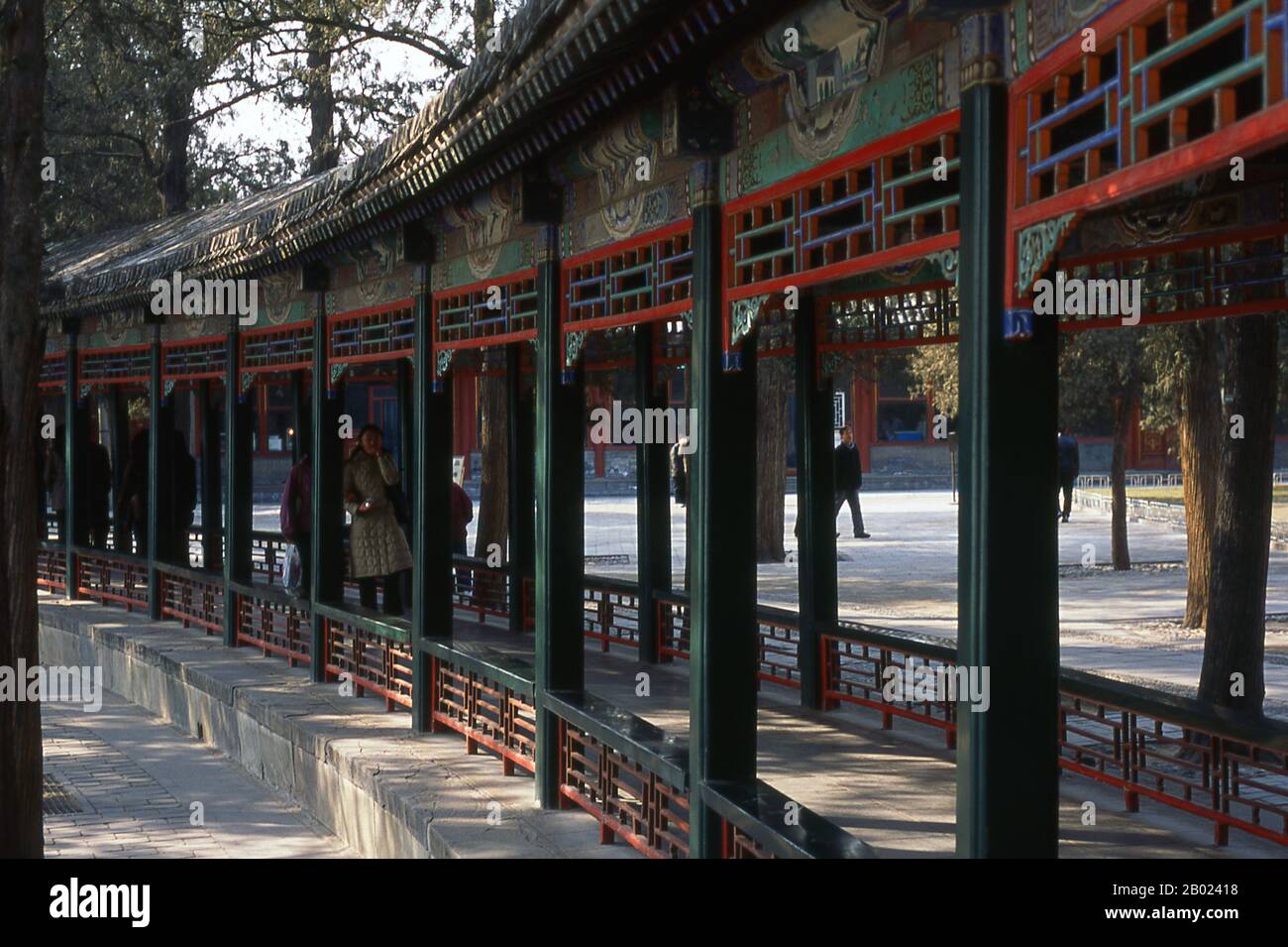 Le long Corridor a été construit pour la première fois en 1750, lorsque l'empereur Qianlong a commandé des travaux pour convertir la région en un jardin impérial. Le couloir a été construit pour que la mère de l'empereur puisse profiter d'une promenade à travers les jardins protégés des éléments. Comme la plupart du palais d'été, le long corridor a été gravement endommagé par le feu que les forces alliées anglo-françaises ont posé en 1860 pendant la seconde guerre De L'Opium. Le Palais d'été (Yiheyuan) a été créé à l'origine pendant la dynastie Ming, mais a été conçu dans sa forme actuelle par l'empereur Qing Qianlong (r. 1736 - 1795). C’est cependant la teigne de Qianlong Banque D'Images