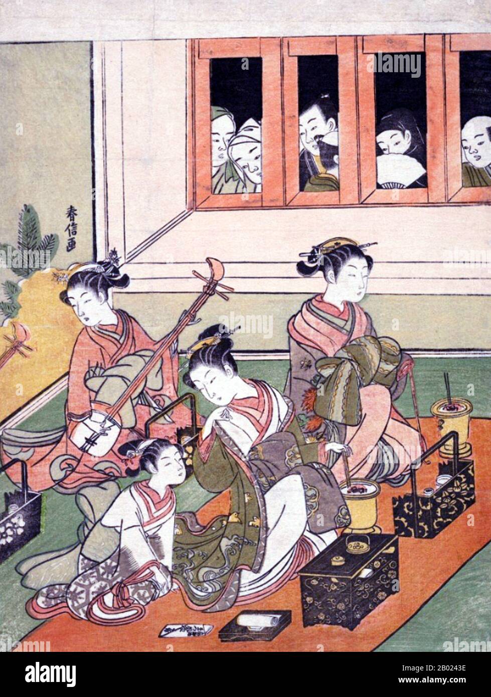 Japon : 'les Watchers et les Watched'. Gravure sur bois ukiyo-e de Suzuki Harunobu (1724-1770) c. 1764-1772. Suzuki Harunobu était un artiste japonais de gravure sur bois, l'un des plus célèbres dans le style Ukiyo-e. Il a été un innovateur, le premier à produire des tirages en couleurs (nishiki-e) en 1765, rendant obsolètes les anciens modes de tirages en deux et trois couleurs. Harunobu utilisa de nombreuses techniques spéciales et dépeignit une grande variété de sujets, des poèmes classiques aux beautés contemporaines (bijin, bijin-GA). Banque D'Images