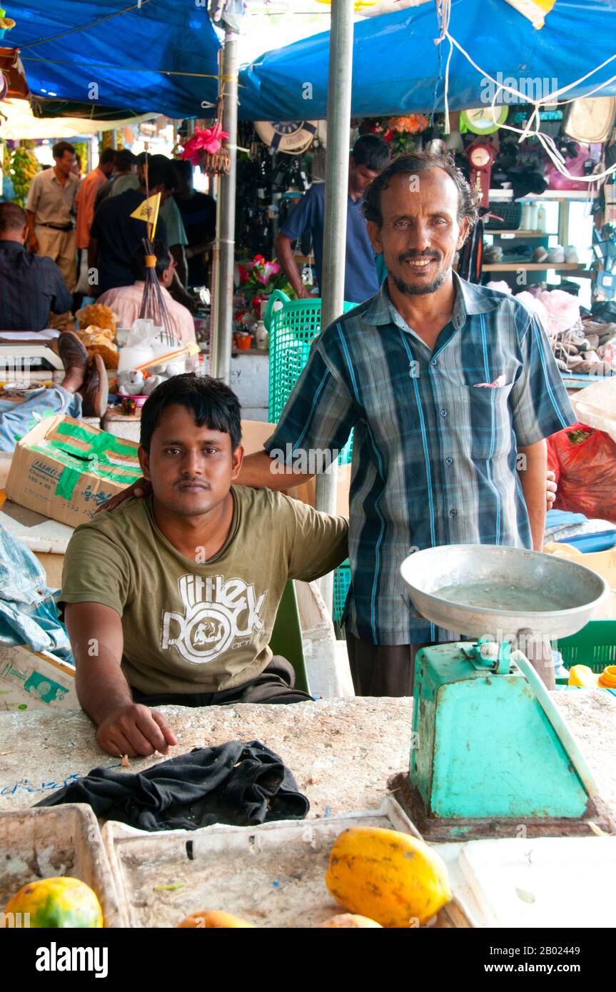 Maldives : vendeurs à la fin de la journée sur le marché des fruits et légumes dans la capitale Malé, North Malé Atoll. La République des Maldives, la nation la plus petite et la moins connue d'Asie, se trouve dispersée du nord au sud sur une étendue de 750 kilomètres de l'océan Indien à 500 km au sud-ouest du Sri Lanka. Plus de 1000 îles, ainsi que d'innombrables banques et récifs, sont regroupées en une chaîne de dix-neuf atolls qui s'étend d'un point situé à l'ouest de Colombo jusqu'au sud de l'Équateur. Les atolls, formés de grands anneaux de corail basés sur la crête sous-marine Laccadive-Chagos, varient considérablement en taille. Banque D'Images