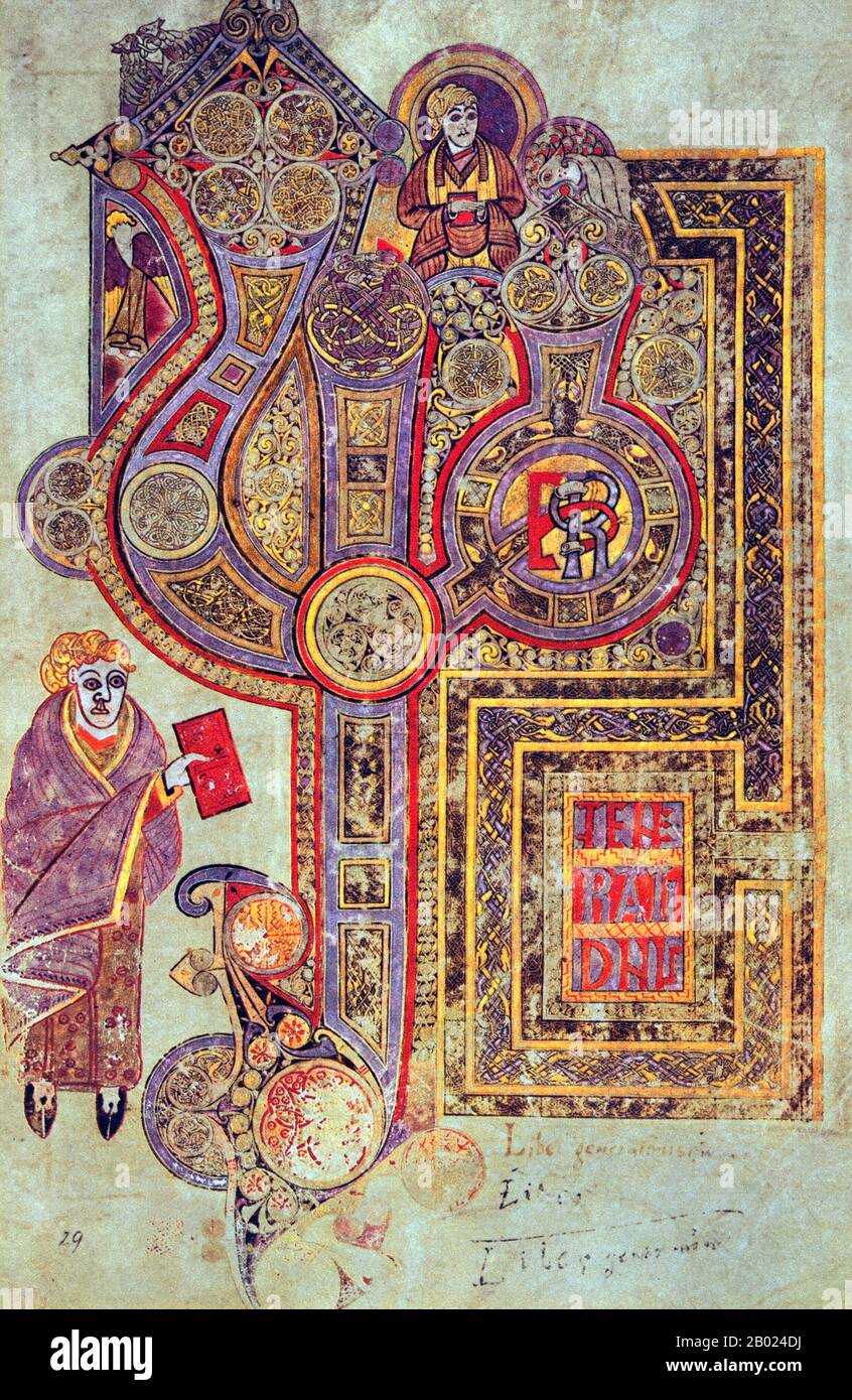 Irlande/Écosse : folio 29 recto. L'Incipit à l'Évangile de Matthieu, le Livre de Kells, c. 800 EC. Le Livre de Kells (en irlandais : Leabhar Cheanannais) (Dublin, Trinity College Library, MS A. I. (58), parfois connu sous le nom de Livre de Columba) est un livre de l'Évangile manuscrit enluminé en latin, contenant les quatre Évangiles du Nouveau Testament ainsi que divers textes et tableaux du Préfatoire. Il a été créé par des moines celtiques vers 800 ou un peu plus tôt. Le texte des Évangiles est largement tiré de la Vulgate, bien qu'il comprenne également plusieurs passages tirés de versions antérieures de la Bible. Banque D'Images