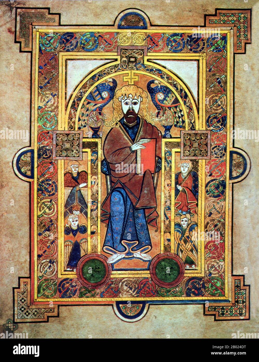 Irlande/Écosse : le folio 32v montre Christ intronisé. Le Livre de Kells, c. 800 EC. Le Livre de Kells (en irlandais : Leabhar Cheanannais) (Dublin, Trinity College Library, MS A. I. (58), parfois connu sous le nom de Livre de Columba) est un livre de l'Évangile manuscrit enluminé en latin, contenant les quatre Évangiles du Nouveau Testament ainsi que divers textes et tableaux du Préfatoire. Il a été créé par des moines celtiques vers 800 ou un peu plus tôt. Le texte des Évangiles est largement tiré de la Vulgate, bien qu'il comprenne également plusieurs passages tirés de versions antérieures de la Bible connues sous le nom de Vetus Latina. Banque D'Images