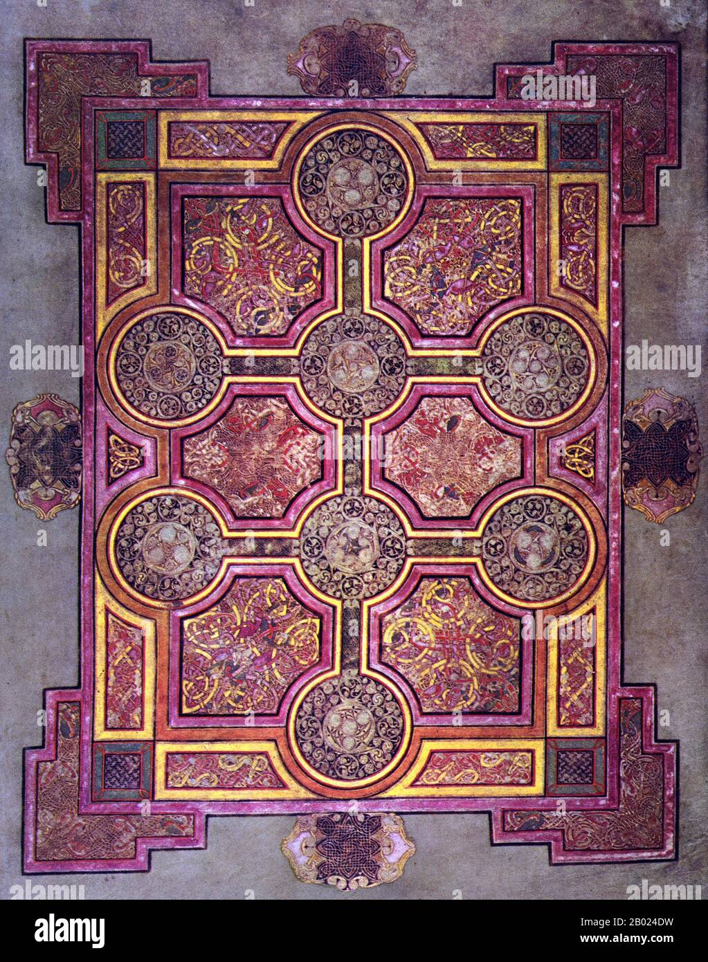 Irlande/Écosse : la croix à huit cercles. FOL. 33 R. le Livre de Kells, c. 800 EC. Le Livre de Kells (en irlandais : Leabhar Cheanannais) (Dublin, Trinity College Library, MS A. I. (58), parfois connu sous le nom de Livre de Columba) est un livre de l'Évangile manuscrit enluminé en latin, contenant les quatre Évangiles du Nouveau Testament ainsi que divers textes et tableaux du Préfatoire. Il a été créé par des moines celtiques vers 800 ou un peu plus tôt. Le texte des Évangiles est largement tiré de la Vulgate, bien qu'il comprenne également plusieurs passages tirés de versions antérieures de la Bible connues sous le nom de Vetus Latina. Banque D'Images