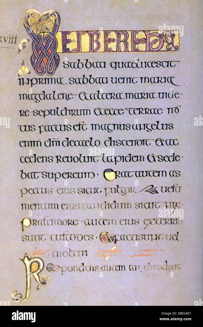 Irlande/Écosse : le Livre de Kells, c. 800 EC. Matthieu 28. Le Livre de Kells (en irlandais : Leabhar Cheanannais) (Dublin, Trinity College Library, MS A. I. (58), parfois connu sous le nom de Livre de Columba) est un livre de l'Évangile manuscrit enluminé en latin, contenant les quatre Évangiles du Nouveau Testament ainsi que divers textes et tableaux du Préfatoire. Il a été créé par des moines celtiques vers 800 ou un peu plus tôt. Le texte des Évangiles est largement tiré de la Vulgate, bien qu'il comprenne également plusieurs passages tirés des versions antérieures de la Bible connues sous le nom de Vetus Latina. Banque D'Images