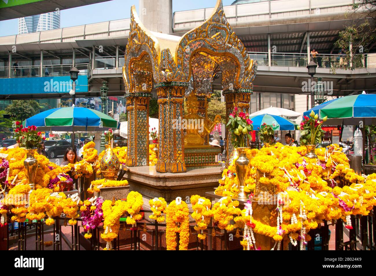 Thaïlande: Sanctuaire Erawan (San Phra Phrom), Bangkok. Le sanctuaire d'Erawan, sous la gare de Chit LOM Skytrain à Bangkok, représente le dieu hindou à quatre têtes de la création, Brahma (Phra Phrom), et a été érigé en 1956 après une série de mésavenses fatales ont été frayés la construction de l'hôtel Erawan original. Brahmā est le dieu hindou de la création et l'un des Trimūrti, les autres étant Vishnu et Shiva. Selon le Brahmā Purāņa, il est le père de Manu, et de Manu tous les êtres humains sont descendants. Dans le Rāmāyaņa et le Mahābhārata, il est appelé le progéniteur de tous les êtres humains. Banque D'Images