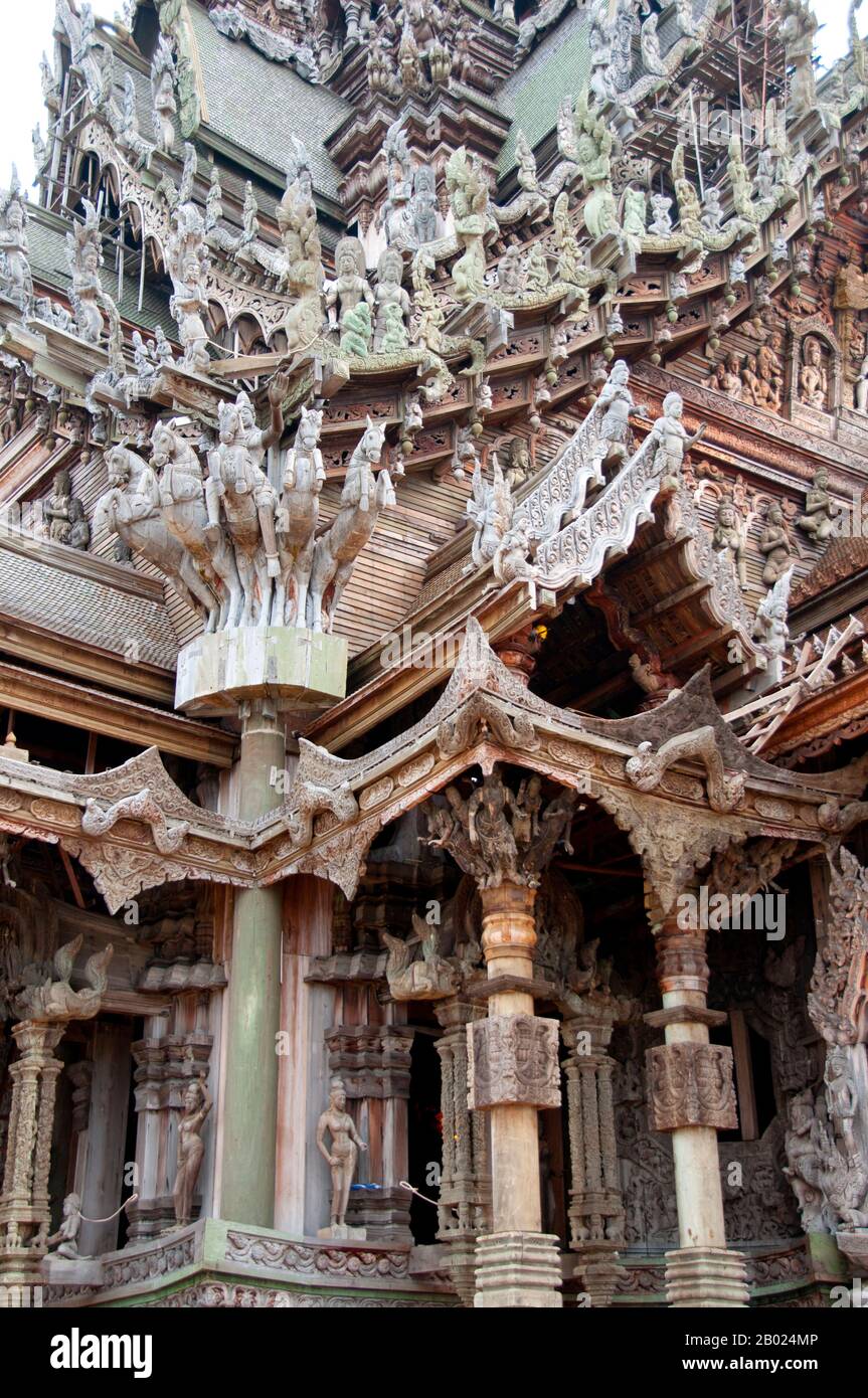 Le Sanctuaire de vérité est un bâtiment tout en bois rempli de sculptures basées sur des motifs bouddhistes et hindous traditionnels. Le bâtiment est proche de 105 mètres de haut et couvre une zone de plus de deux rai. Il présente un art Visionnaire contemporain basé sur des thèmes religieux traditionnels. Le projet a été initié comme une idée de l'homme d'affaires thaïlandais Lek Viriyaphant en 1981, et devrait être terminé en 2025. Banque D'Images