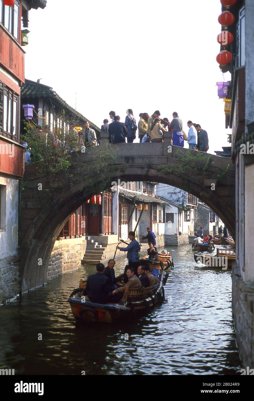 Zhouzhuang est l'une des villes d'eau les plus célèbres en Chine et remonte À la Période du printemps et de l'automne (770 BCE - 476 BCE). La plupart des anciens propres vues aujourd'hui a été en fait construite pendant les périodes de Ming ou de Qing. Banque D'Images
