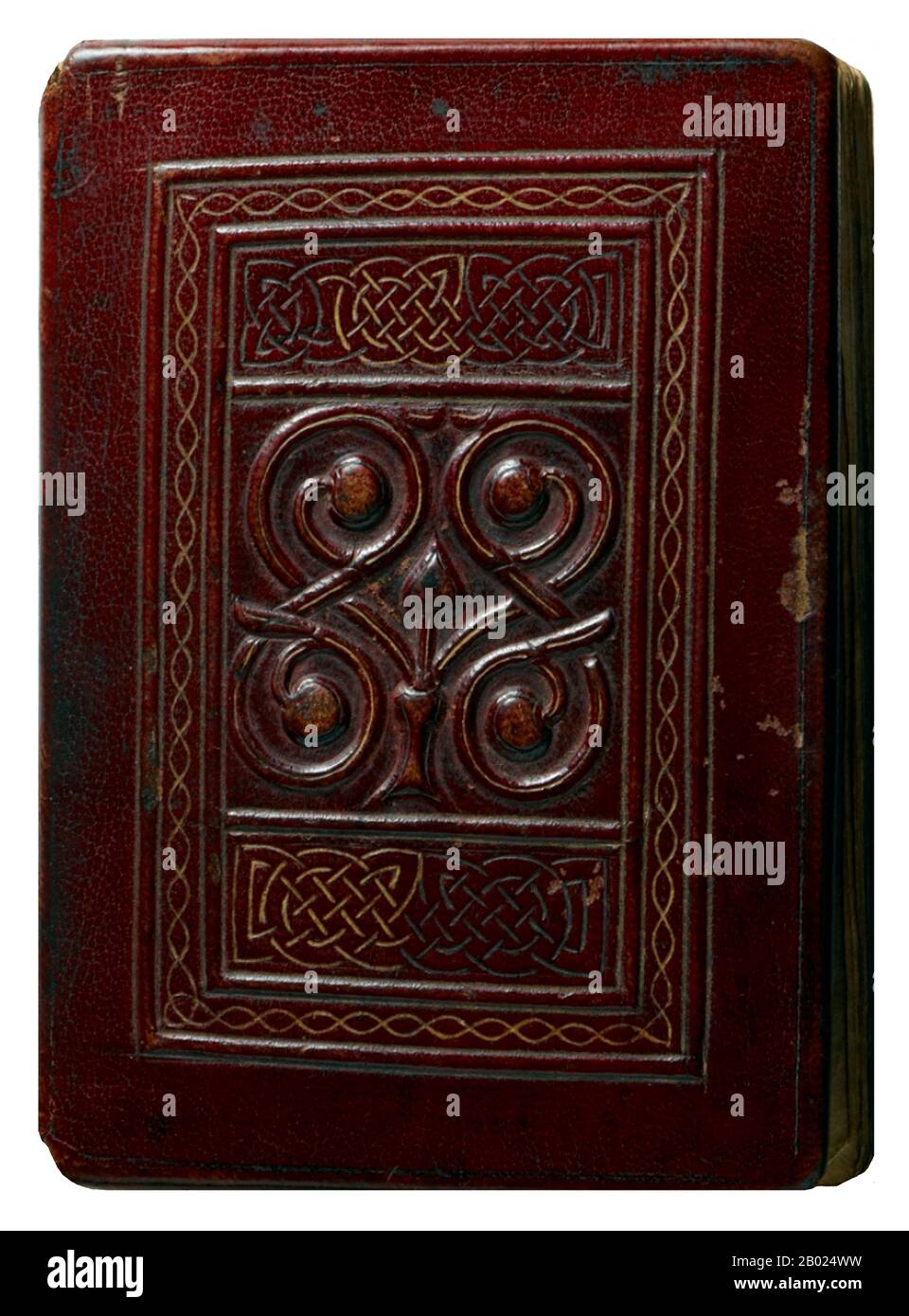 Angleterre/Royaume-Uni : reliure en cuir du Saint Cuthbert ou Stonyhurst Gospel, anglo-saxon, v. 700. Saint Cuthbert (c. 634 - 20 mars 687) était un moine anglo-saxon, évêque et ermite, associé aux monastères de Melrose et Lindisfarne dans le Royaume de Northumbrie. Après sa mort, il devint l'un des saints médiévaux les plus importants d'Angleterre, avec un culte centré sur la cathédrale de Durham. Cuthbert est considéré comme le saint patron du nord de l'Angleterre. Son jour de fête est le 20 mars. Il a grandi près de la nouvelle branche de Lindisfarne à l'abbaye de Melrose, qui est aujourd'hui en Écosse mais était alors en Northumbrie. Banque D'Images