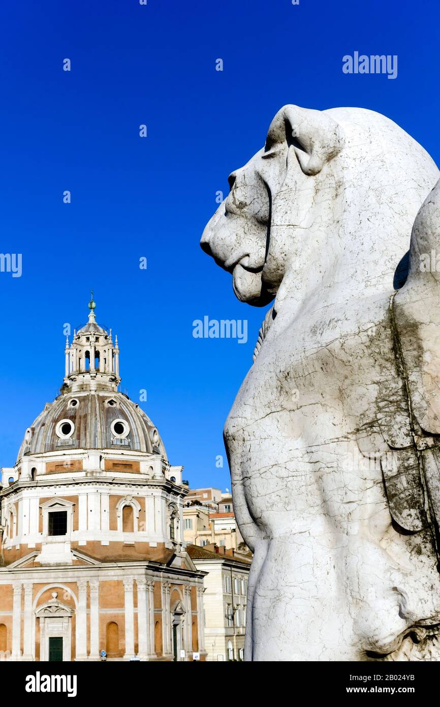 Lion ailé sculpture, monument à Victor Emmanuel II. Autel de la patrie. Dans l'arrière-plan dôme de Sainte Marie de l'église de Loreto. Rome. Close up Banque D'Images