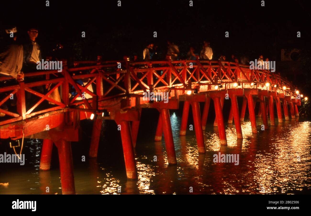 Ho Hoan Kiem signifie «Lac du Sword Restauré», un corps d'eau qui se trouve au coeur de Hanoi. Jusqu'au XVe siècle, il s'appelait Luc Thuy ou «Green Water». La légende l'a fait que pendant l'occupation Ming (1407-28), le général le Loi a été présenté avec une épée magique par une tortue divine qui a vécu dans les eaux. Avec l'aide de cette épée, le Loi expulsa les Chinois du nord du Vietnam et s'établit comme l'empereur le Thai À. Plus tard, lorsque l'empereur naviguait sur le lac, la tortue s'est élevée à la surface et a récupéré l'épée. Depuis, il est connu sous le nom de Ho Hoan Kiem. Banque D'Images