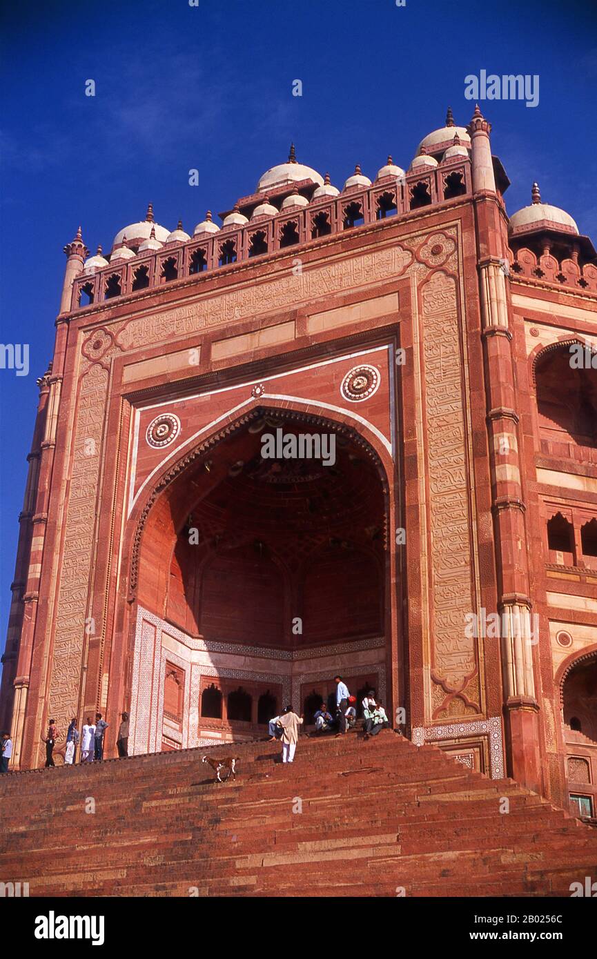 Inde : Buland Darwaza (porte de la victoire), entrée du Jama Masjid, Fatehpur Sikri, Uttar Pradesh. Buland Darwaza (porte de la victoire) est situé dans le mur sud de la mosquée congrégationnelle, la Jama Masjid (mosquée du vendredi). Cette impressionnante porte mesure 54 mètres de haut et a été ajoutée en 1576-1577, cinq ans après l'achèvement de la mosquée. La « victoire » commémore la campagne couronnée de succès de l'empereur Akbar au Gujarat. Fatehpur Sikri (la ville de la victoire) a été construite au cours de la seconde moitié du XVIe siècle par l'empereur Akbar (R. 1556-1605). Elle fut la capitale de l'Empire moghol pendant 10 ans. Banque D'Images
