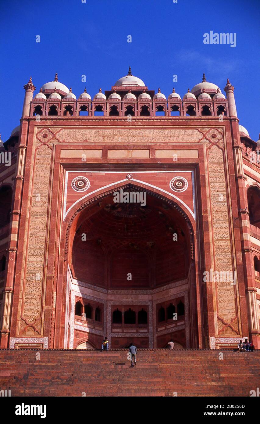 Inde : Buland Darwaza (porte de la victoire), entrée du Jama Masjid, Fatehpur Sikri, Uttar Pradesh. Buland Darwaza (porte de la victoire) est situé dans le mur sud de la mosquée congrégationnelle, la Jama Masjid (mosquée du vendredi). Cette impressionnante porte mesure 54 mètres de haut et a été ajoutée en 1576-1577, cinq ans après l'achèvement de la mosquée. La « victoire » commémore la campagne couronnée de succès de l'empereur Akbar au Gujarat. Fatehpur Sikri (la ville de la victoire) a été construite au cours de la seconde moitié du XVIe siècle par l'empereur Akbar (R. 1556-1605). Elle fut la capitale de l'Empire moghol pendant 10 ans. Banque D'Images