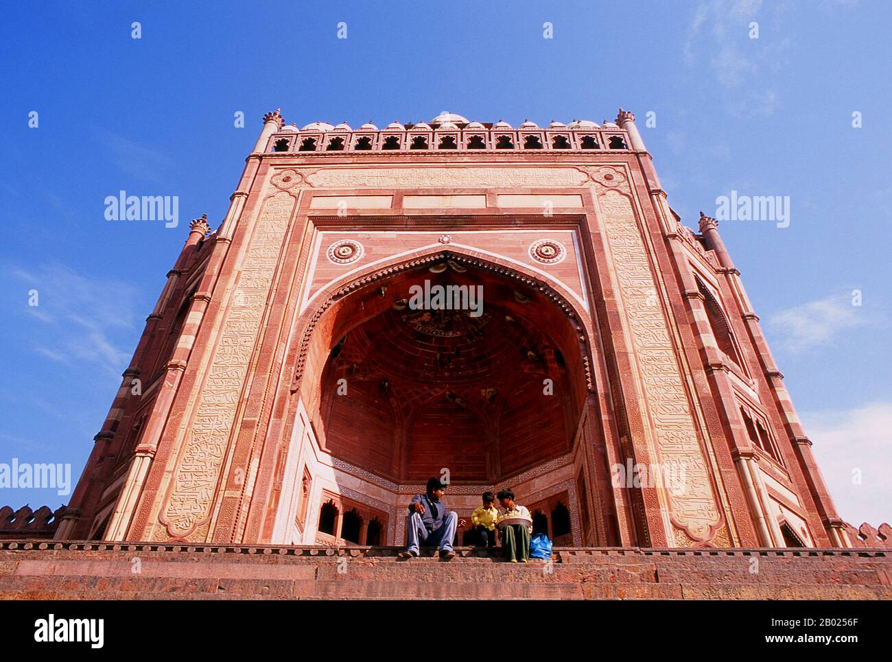 Inde : Buland Darwaza (porte de la victoire), entrée du Jama Masjid, Fatehpur Sikri, Uttar Pradesh. Buland Darwaza (porte de la victoire) est situé dans le mur sud de la mosquée congrégationnelle, la Jama Masjid (mosquée du vendredi). Cette impressionnante porte mesure 54 mètres de haut et a été ajoutée en 1576-1577, cinq ans après l'achèvement de la mosquée. La « victoire » commémore la campagne couronnée de succès de l'empereur Akbar au Gujarat. Fatehpur Sikri (la ville de la victoire) a été construite au cours de la seconde moitié du XVIe siècle par l'empereur Akbar (R. 1556-1605). Elle fut la capitale de l'Empire moghol pendant 10 ans. Banque D'Images