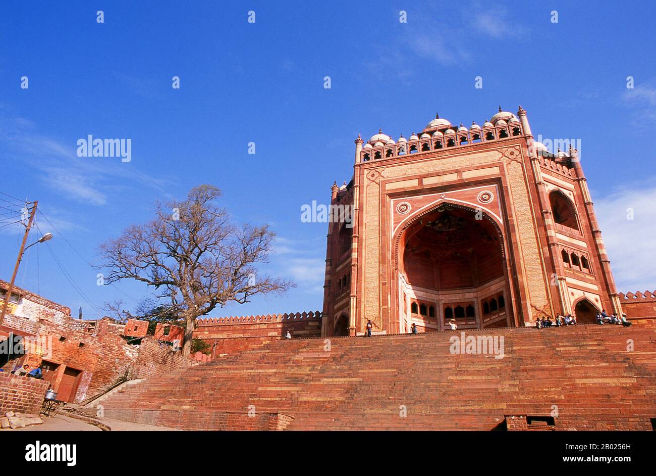 Inde : Buland Darwaza (porte de la victoire), entrée du Jama Masjid, Fatehpur Sikri, Uttar Pradesh. Buland Darwaza (porte de la victoire) est situé dans le mur sud de la mosquée congrégationnelle, la Jama Masjid (mosquée du vendredi). Cette impressionnante porte mesure 54 mètres de haut et a été ajoutée en 1576-1577, cinq ans après l'achèvement de la mosquée. La « victoire » commémore la campagne couronnée de succès de l'empereur Akbar au Gujarat. Fatehpur Sikri (la ville de la victoire) a été construite au cours de la seconde moitié du XVIe siècle par l'empereur Akbar (R. 1556-1605). Elle fut la capitale de l'Empire moghol pendant 10 ans. Banque D'Images