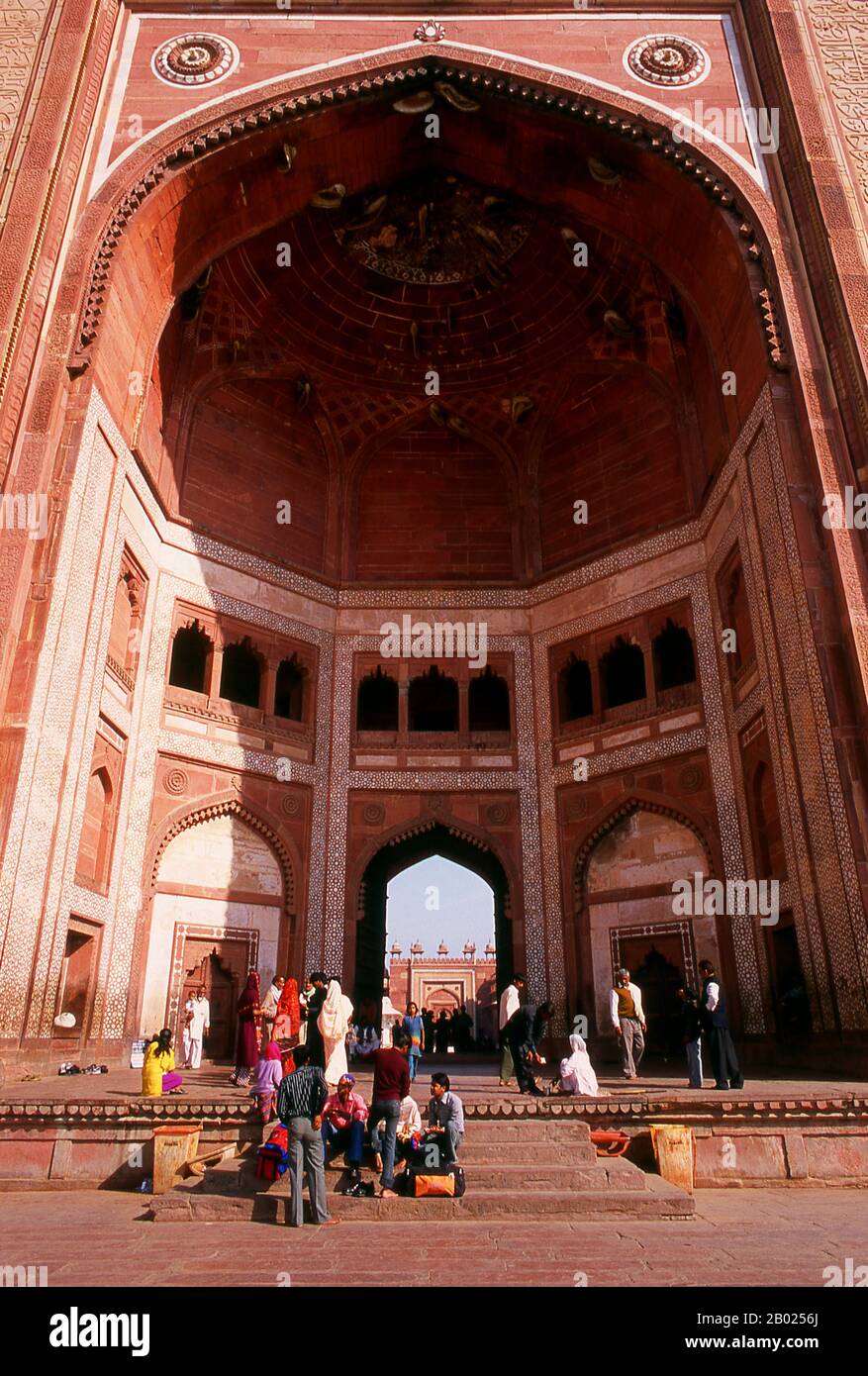 Inde : Buland Darwaza (porte de la victoire), entrée du Jama Masjid, Fatehpur Sikri, Uttar Pradesh. Buland Darwaza (porte de la victoire) est situé dans le mur sud de la mosquée congrégationnelle, la Jama Masjid (mosquée du vendredi). Cette impressionnante porte mesure 54 mètres de haut et a été ajoutée en 1576-1577, cinq ans après l'achèvement de la mosquée. La « victoire » commémore la campagne couronnée de succès de l'empereur Akbar au Gujarat. Fatehpur Sikri (la ville de la victoire) a été construite au cours de la seconde moitié du XVIe siècle par l'empereur Akbar (R. 1556-1605). Elle fut la capitale de l'Empire moghol pendant 10 ans. Banque D'Images