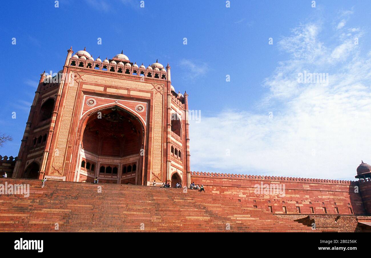 Inde : Buland Darwaza (porte de la victoire), entrée du Jama Masjid, Fatehpur Sikri, Uttar Pradesh. Buland Darwaza (porte de la victoire) est situé dans le mur sud de la mosquée congrégationnelle, la Jama Masjid (mosquée du vendredi). Cette impressionnante porte mesure 54 mètres de haut et a été ajoutée en 1576-1577, cinq ans après l'achèvement de la mosquée. La « victoire » commémore la campagne couronnée de succès de l'empereur Akbar au Gujarat. Fatehpur Sikri (la ville de la victoire) a été construite au cours de la seconde moitié du XVIe siècle par l'empereur Akbar (R. 1556-1605). Elle fut la capitale de l'Empire moghol pendant 10 ans. Banque D'Images