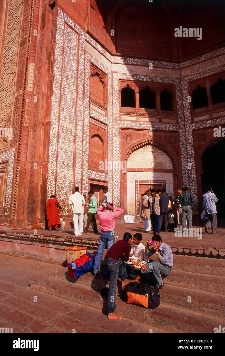 Inde : Buland Darwaza (porte de la victoire), entrée du Jama Masjid, Fatehpur Sikri, Uttar Pradesh. Buland Darwaza (porte de la victoire) est situé dans le mur sud de la mosquée congrégationnelle, la Jama Masjid (mosquée du vendredi). Cette impressionnante porte mesure 54 mètres de haut et a été ajoutée en 1576-1577, cinq ans après l'achèvement de la mosquée. La « victoire » commémore la campagne couronnée de succès de l'empereur Akbar au Gujarat. Fatehpur Sikri (la ville de la victoire) a été construite au cours de la seconde moitié du XVIe siècle par l'empereur Akbar (R. 1556-1605). Elle fut la capitale de l'Empire moghol pendant 10 ans. Banque D'Images
