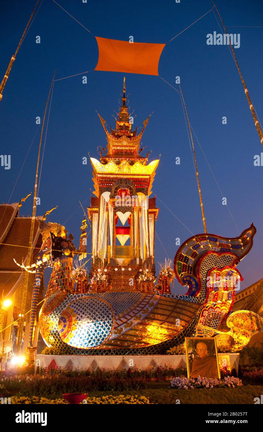 Wat Chedi Luang se traduit littéralement du thaï comme «maîtrise du Grand Stupa». La construction du temple a commencé à la fin du XIVe siècle lorsque le Royaume Lan Na était dans son premier. Le roi Saen Muang Ma (1385-1401) l'avait voulu comme site d'un grand reliquaire pour enchâsser les cendres de son père, le roi Ku Na (1355-85). Aujourd'hui, c'est le site du Lak Muang ou du pilier de la ville. La cérémonie annuelle d'Inthakin se déroule dans les limites du temple. Chiang Mai (signifiant « nouvelle ville »), parfois écrit comme « Chiengmai ou « Chiangmai », est la plus grande et la plus importante ville culturellement à norther Banque D'Images