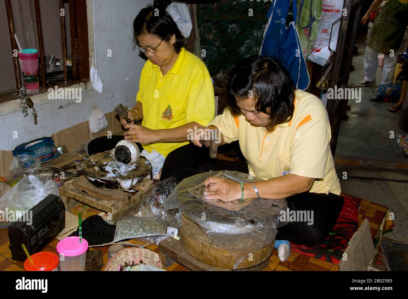 Le vieux quartier des silversmitths, centré sur Baan Wua Lai (Village de Potated Cow), s'étend le long des deux côtés de la route de Wua Lai, au sud de la vieille ville de Chiang Mai. Cette communauté d’artisans, bien établie et prospère, conserve une tradition qui remonte à plus de deux siècles, jusqu’au rétablissement de Chao Kawila à Chiang Mai dans les années qui ont suivi 1797. Les silversmitths ont longtemps été appréciés et tenus en haute estime par les tribunaux royaux d'Asie du Sud-est de Birmanie à Java, et dans les temps passé le Royaume Lan Na n'a pas été une exception. Banque D'Images