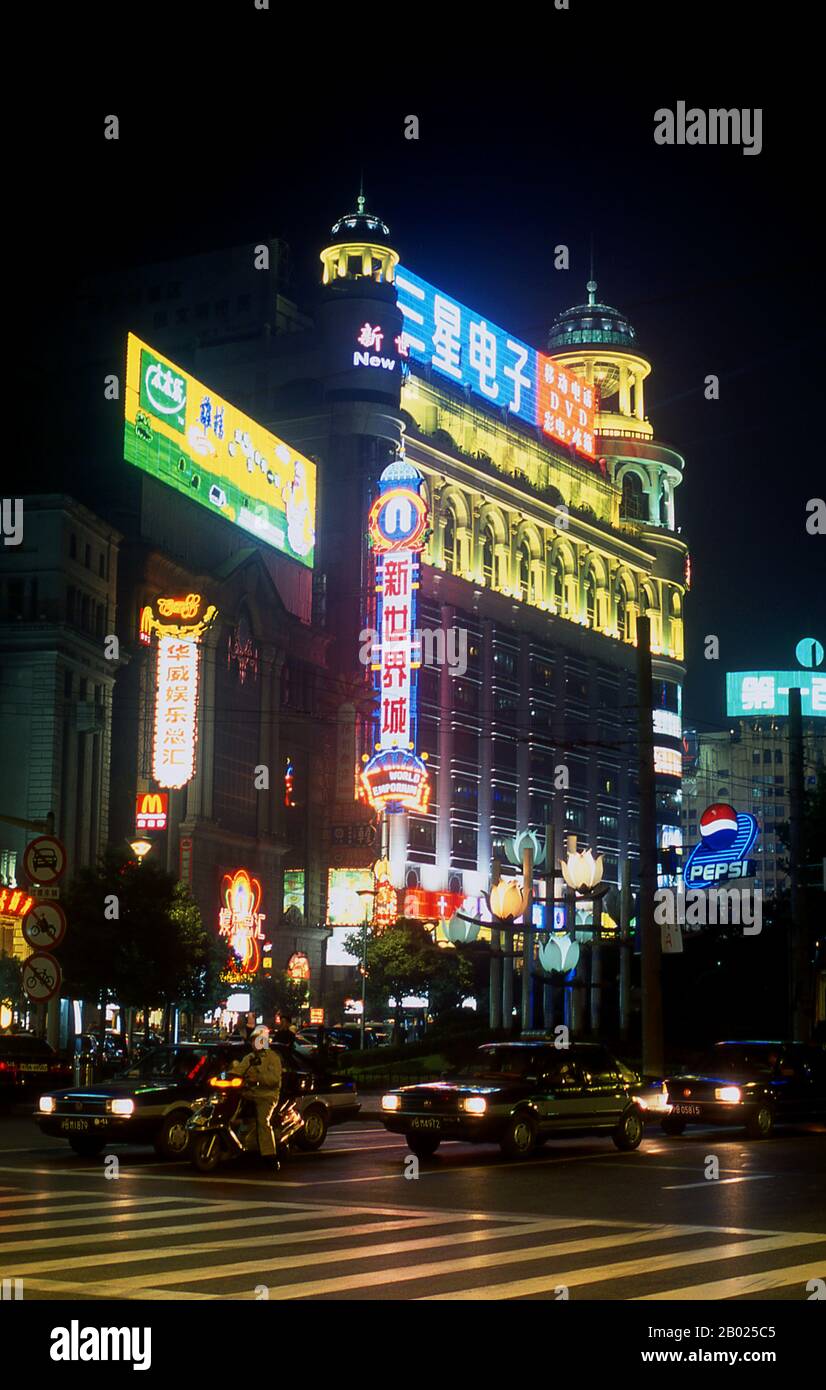 Chine : New World Department Store, Nanjing lu, avenue commerçante exclusive de Shanghai, Shanghai. Shanghai a commencé sa vie comme un village de pêcheurs, et plus tard comme un port recevant des marchandises transportées sur le fleuve Yangzi. À partir de 1842, au lendemain de la première guerre de l’opium, les Britanniques ont ouvert une « concession » à Shanghai où les trafiquants de drogue et autres commerçants pouvaient opérer sans être dérangés. Les Français, les Italiens, les Allemands, les Américains et les Japonais ont tous suivi. Dans les années 1920 et 1930, Shanghai était une ville florissante et un synonyme international de dissipation. Banque D'Images