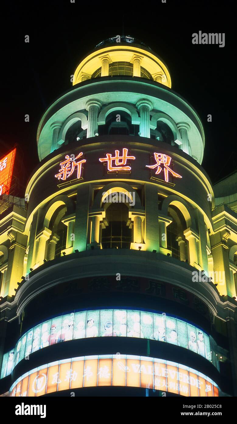 Chine : New World Department Store, Nanjing lu, avenue commerçante exclusive de Shanghai, Shanghai. Shanghai a commencé sa vie comme un village de pêcheurs, et plus tard comme un port recevant des marchandises transportées sur le fleuve Yangzi. À partir de 1842, au lendemain de la première guerre de l’opium, les Britanniques ont ouvert une « concession » à Shanghai où les trafiquants de drogue et autres commerçants pouvaient opérer sans être dérangés. Les Français, les Italiens, les Allemands, les Américains et les Japonais ont tous suivi. Dans les années 1920 et 1930, Shanghai était une ville florissante et un synonyme international de dissipation. Banque D'Images