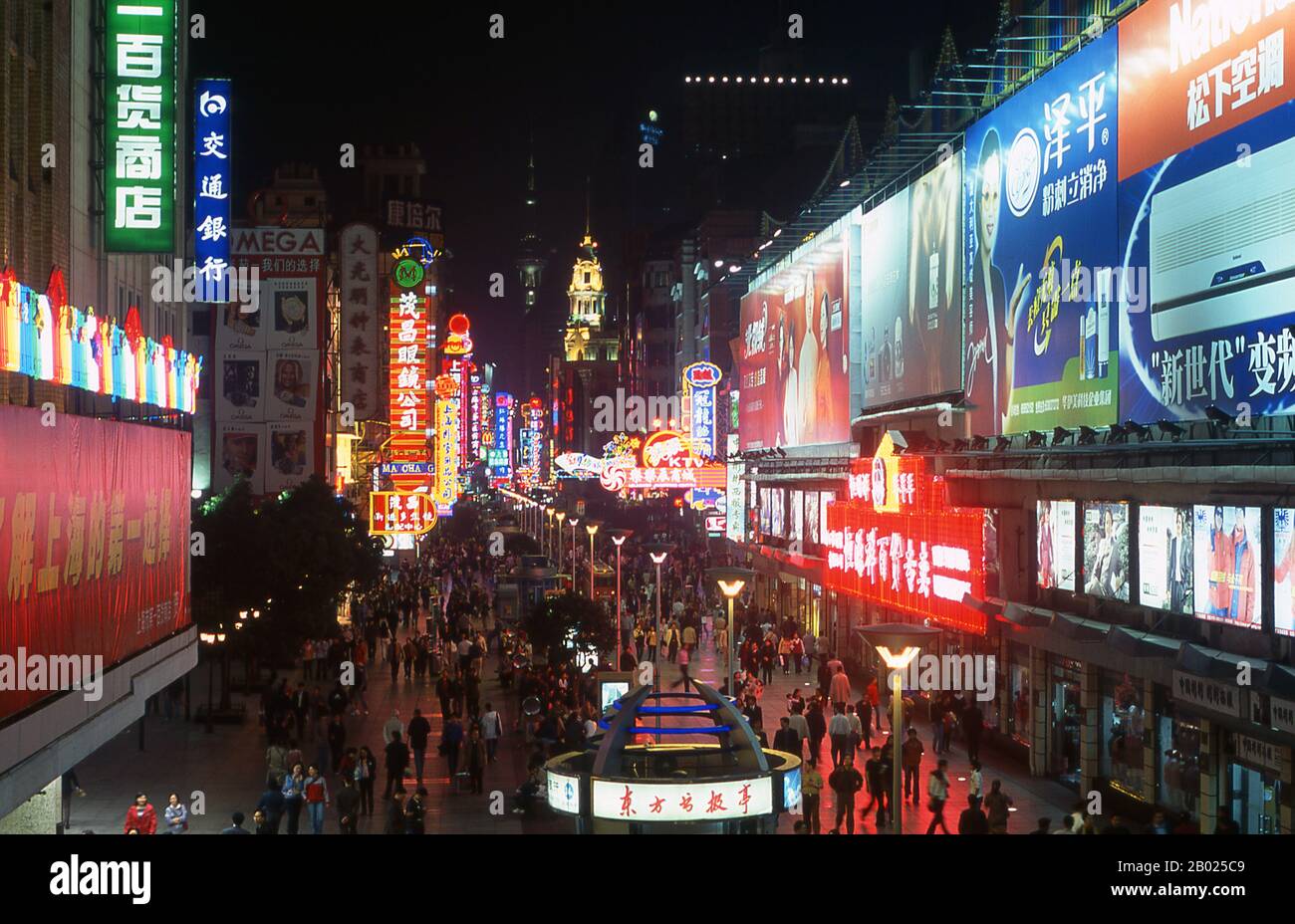 Chine : néons sur Nanjing lu, avenue commerçante exclusive de Shanghai, (Walking Street), Shanghai. Shanghai a commencé sa vie comme un village de pêcheurs, et plus tard comme un port recevant des marchandises transportées sur le fleuve Yangzi. À partir de 1842, au lendemain de la première guerre de l’opium, les Britanniques ont ouvert une « concession » à Shanghai où les trafiquants de drogue et autres commerçants pouvaient opérer sans être dérangés. Les Français, les Italiens, les Allemands, les Américains et les Japonais ont tous suivi. Dans les années 1920 et 1930, Shanghai était une ville florissante et un synonyme international de dissipation. Banque D'Images